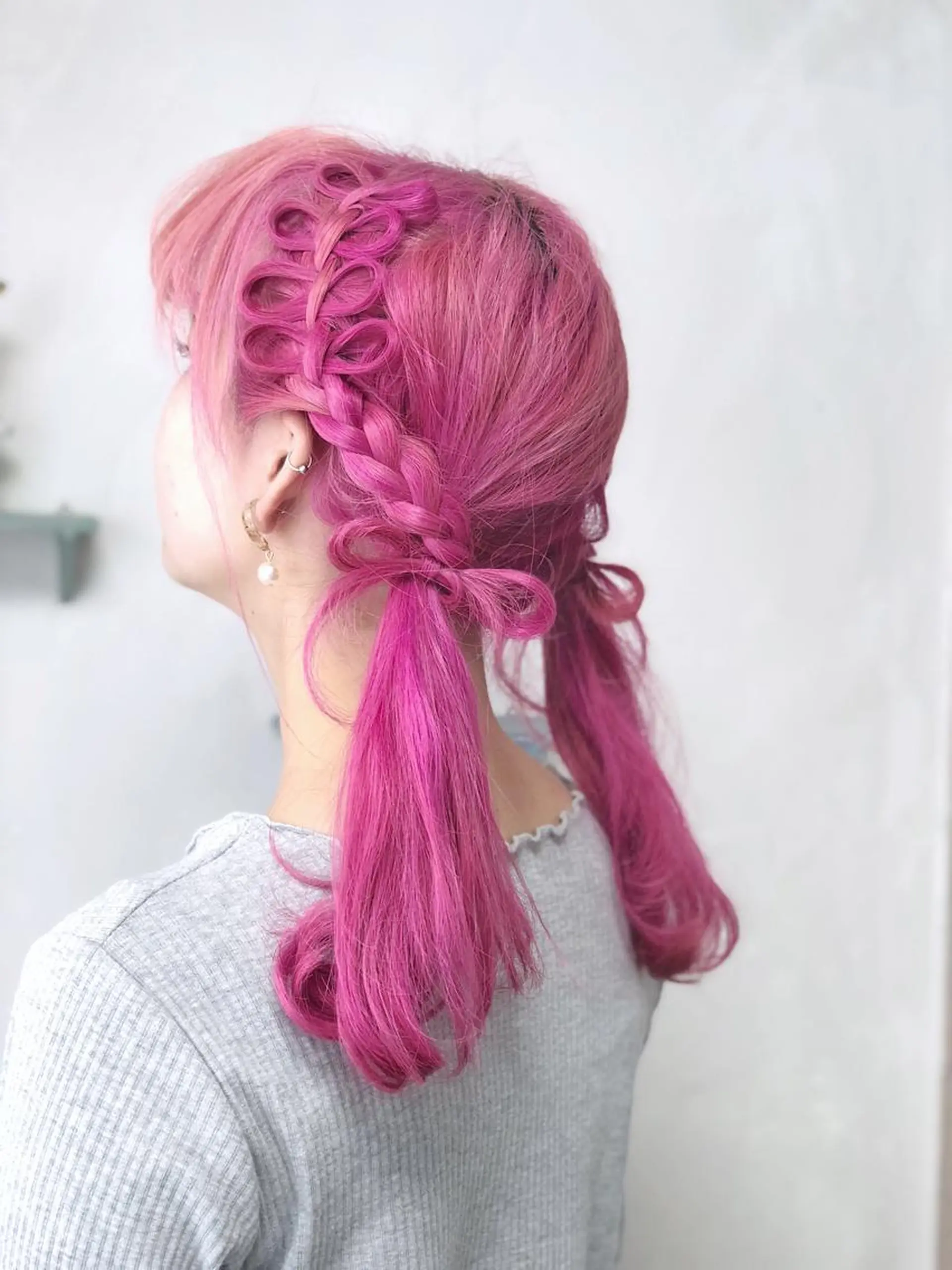 セミロング カラー パーマ ヘアアレンジ 推し活専用 【派手髪】飯野ゆかりのヘアスタイル