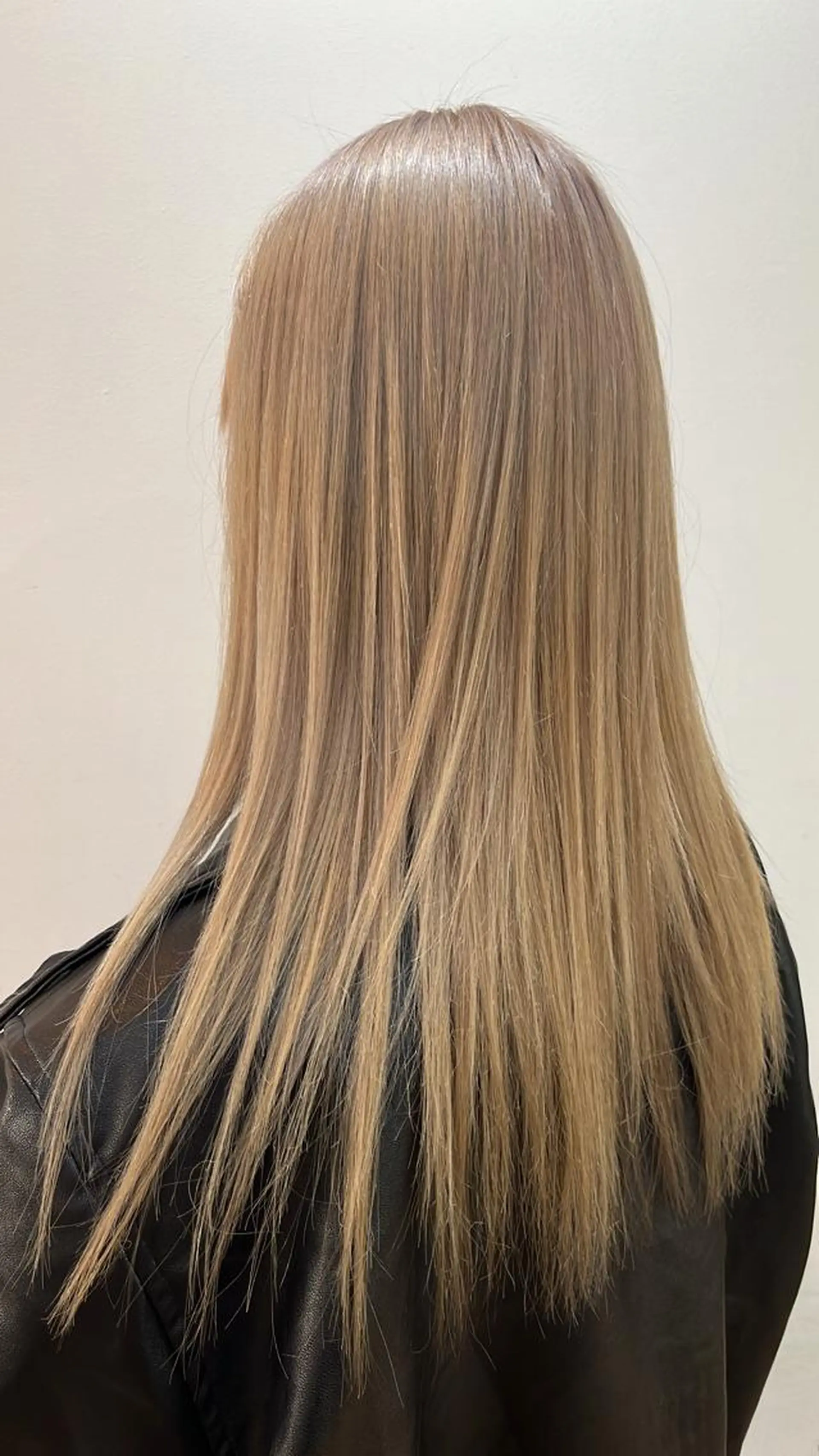 ロング カラー ブリーチ ダブルカラー グレージュ ハイライトカラー ハイトーンカラー LadyBeetle 山本泰史のヘアスタイル