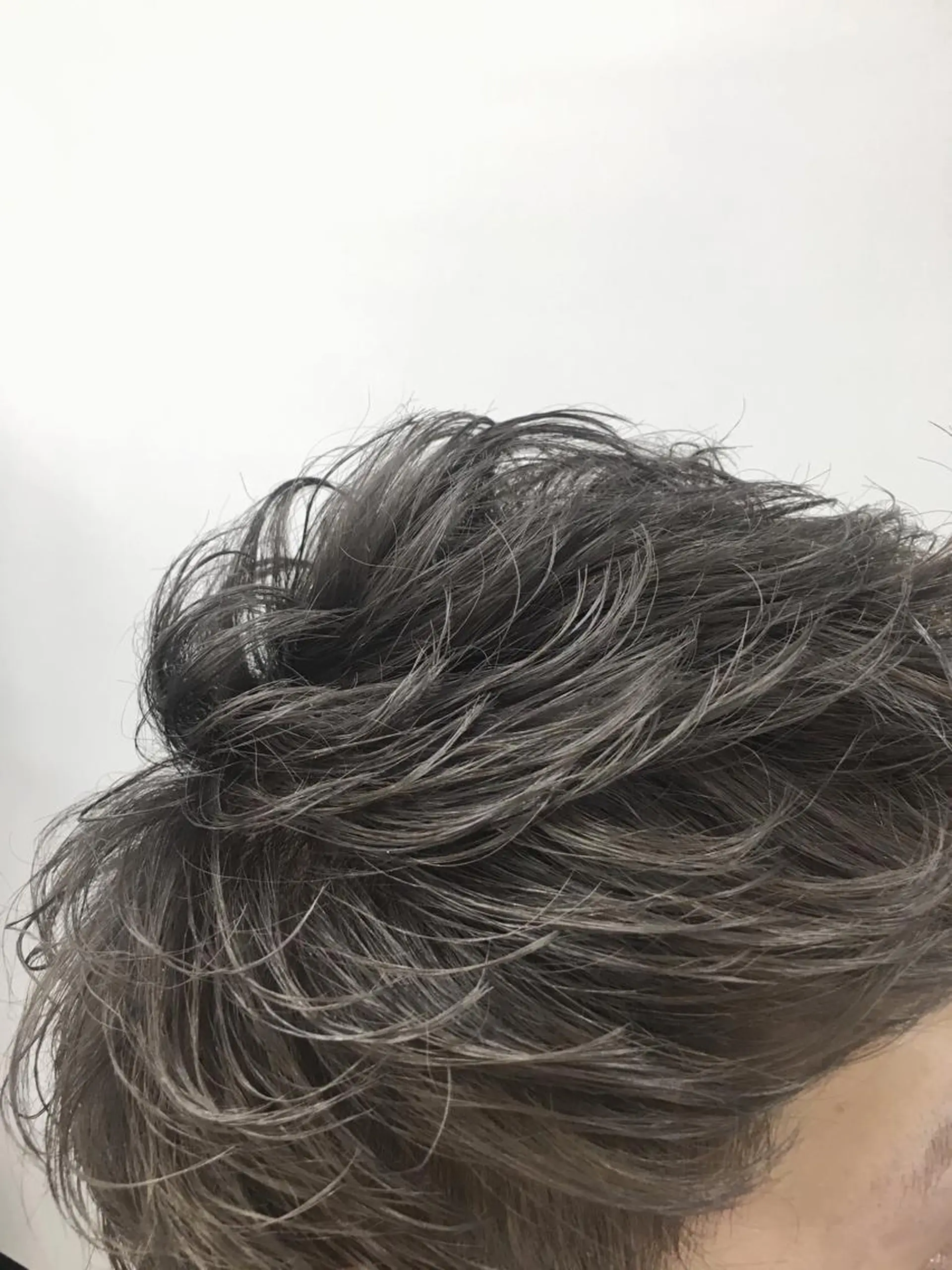 ショート カラー メンズ シルバー ハイトーンブリーチ 土坂 由志【京都】のヘアスタイル