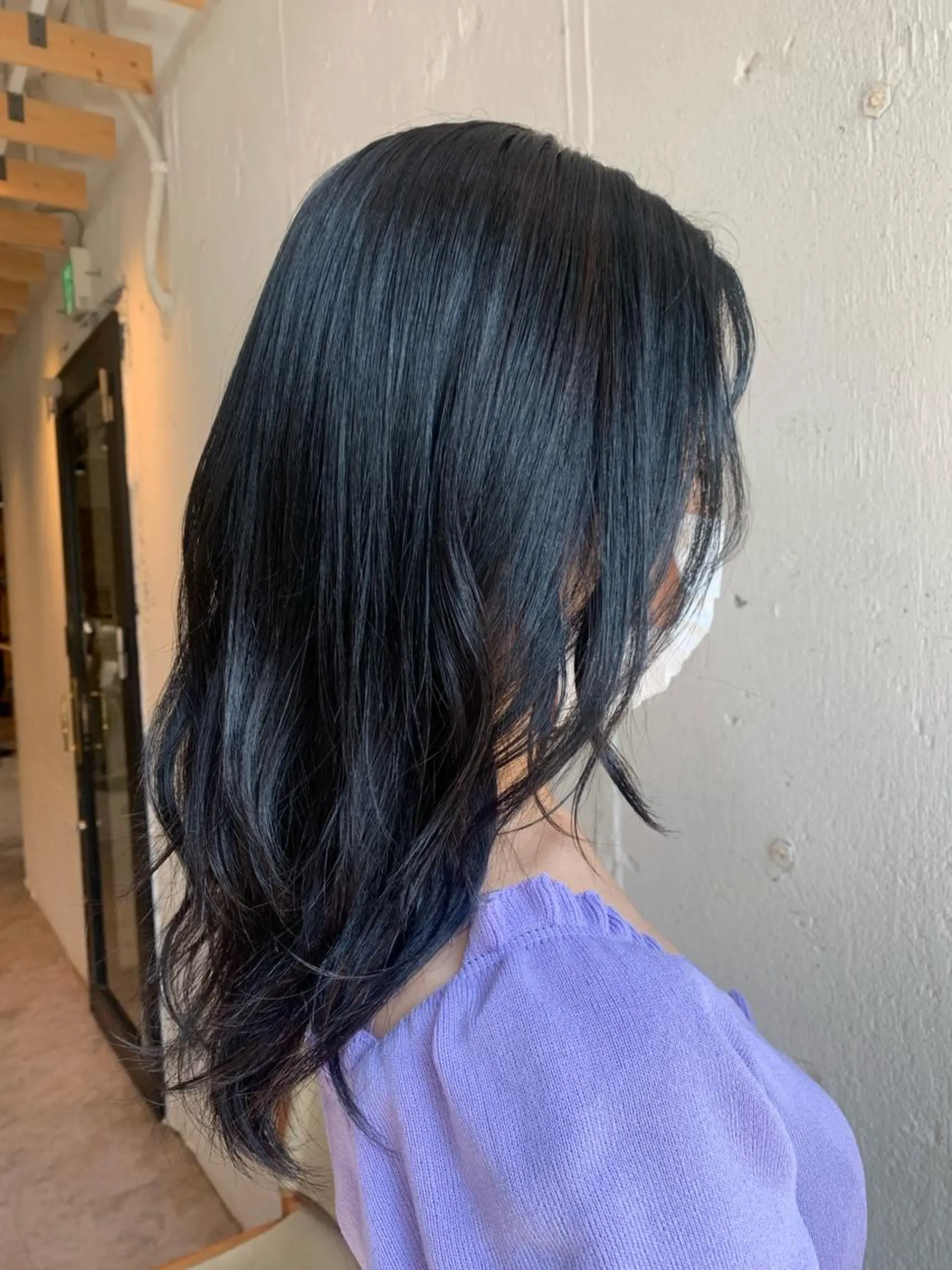 セミロング カラー 黒髪 ブリーチ ブルーカラー ブルーブラック EIGHT 中川原   菜々子のヘアスタイル