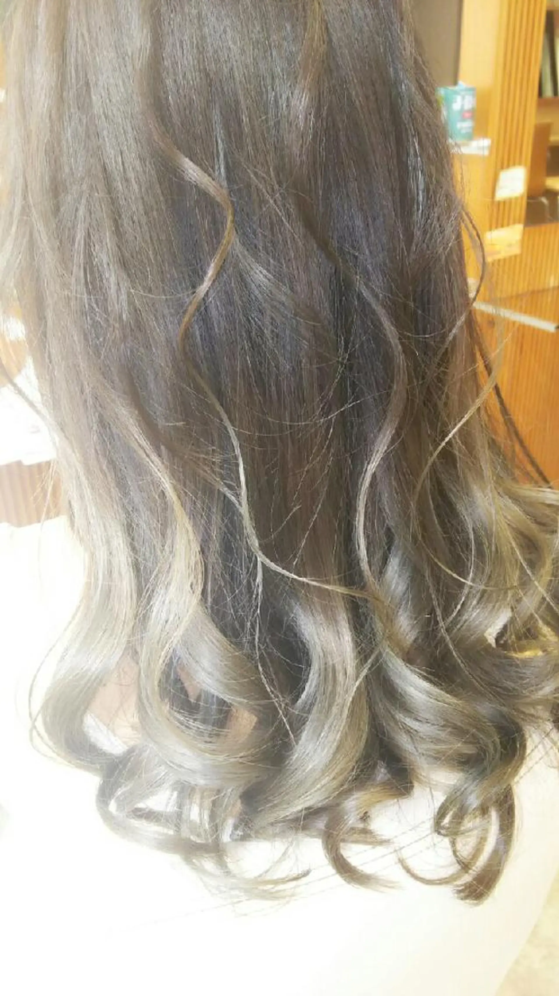 ロング カラー グラデーションカラー グレージュ ハイライトカラー ハイライト 脇田 雄大のヘアスタイル