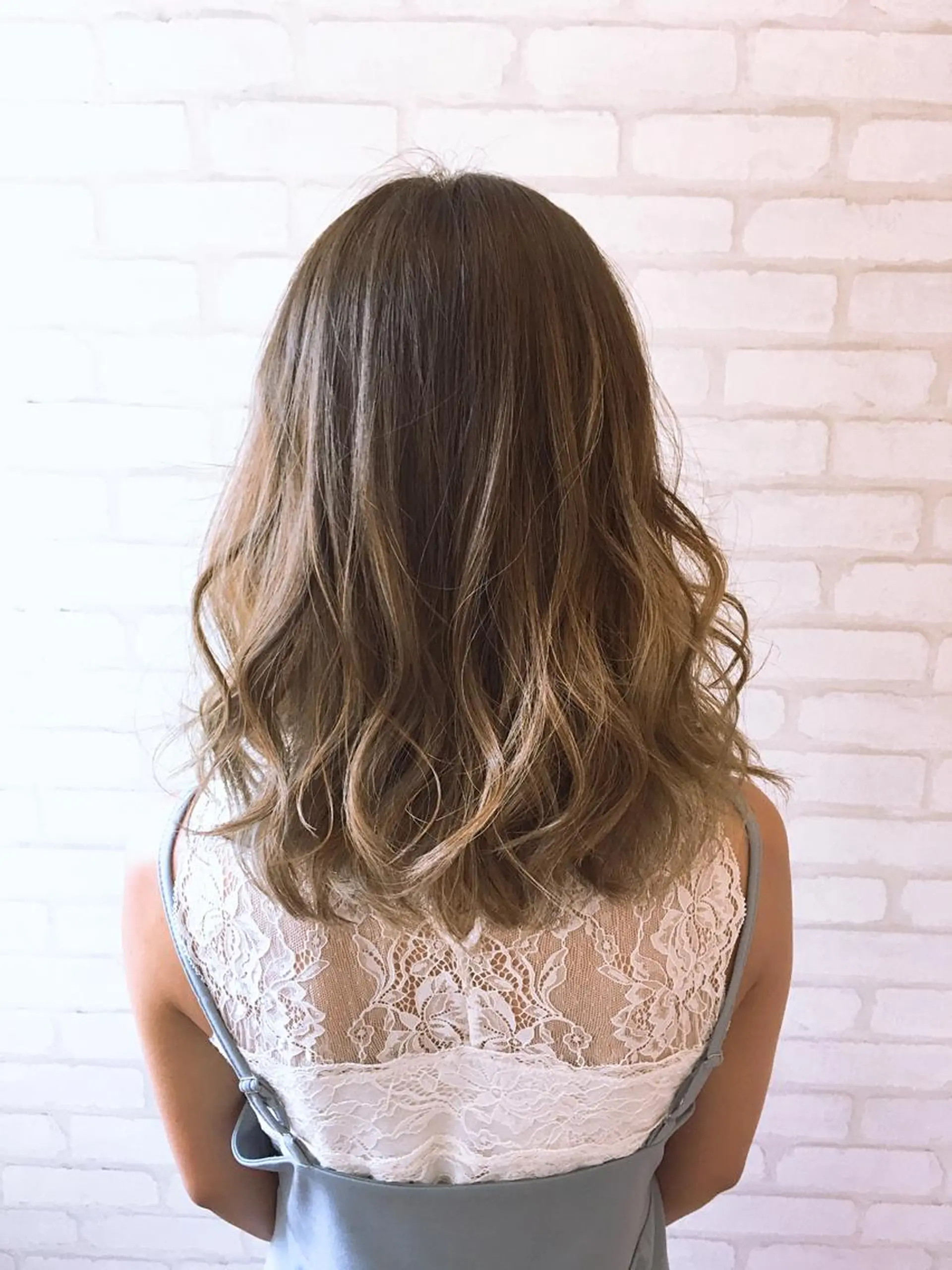 ミディアム アオガミ （前髪顔周りカット）のヘアスタイル