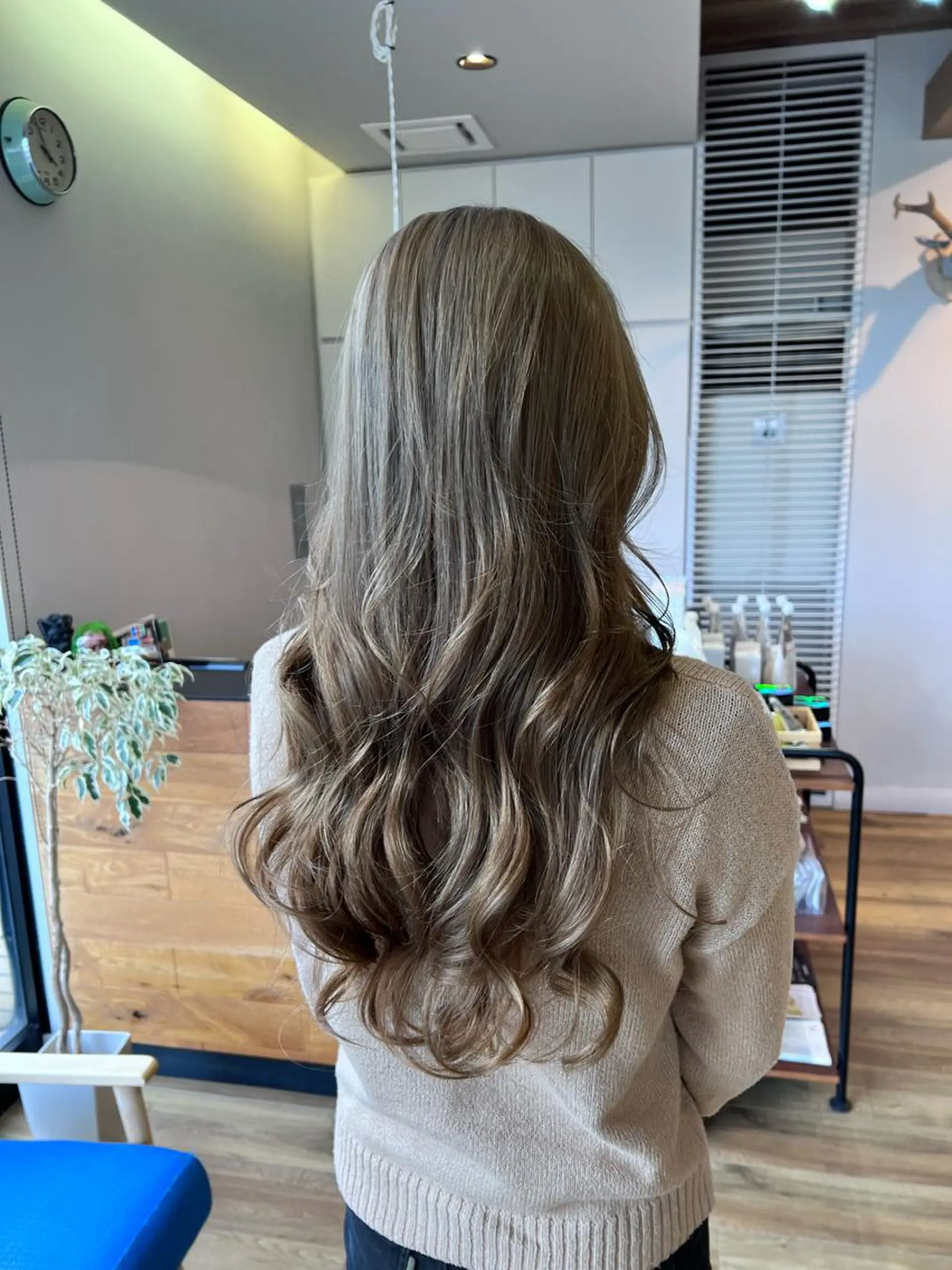 ロング カラー ベージュカラー ブリーチ ヘアカラー トリートメント ツキダテ ユイのヘアスタイル