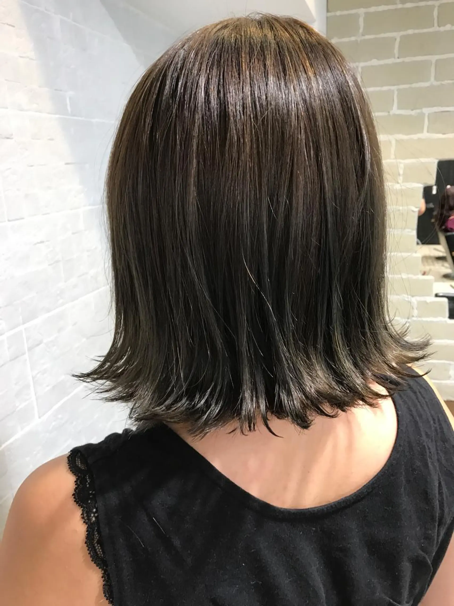 ショート カラー ダークグレー 外ハネヘア ブリーチ特化 梅田本多翔のヘアスタイル