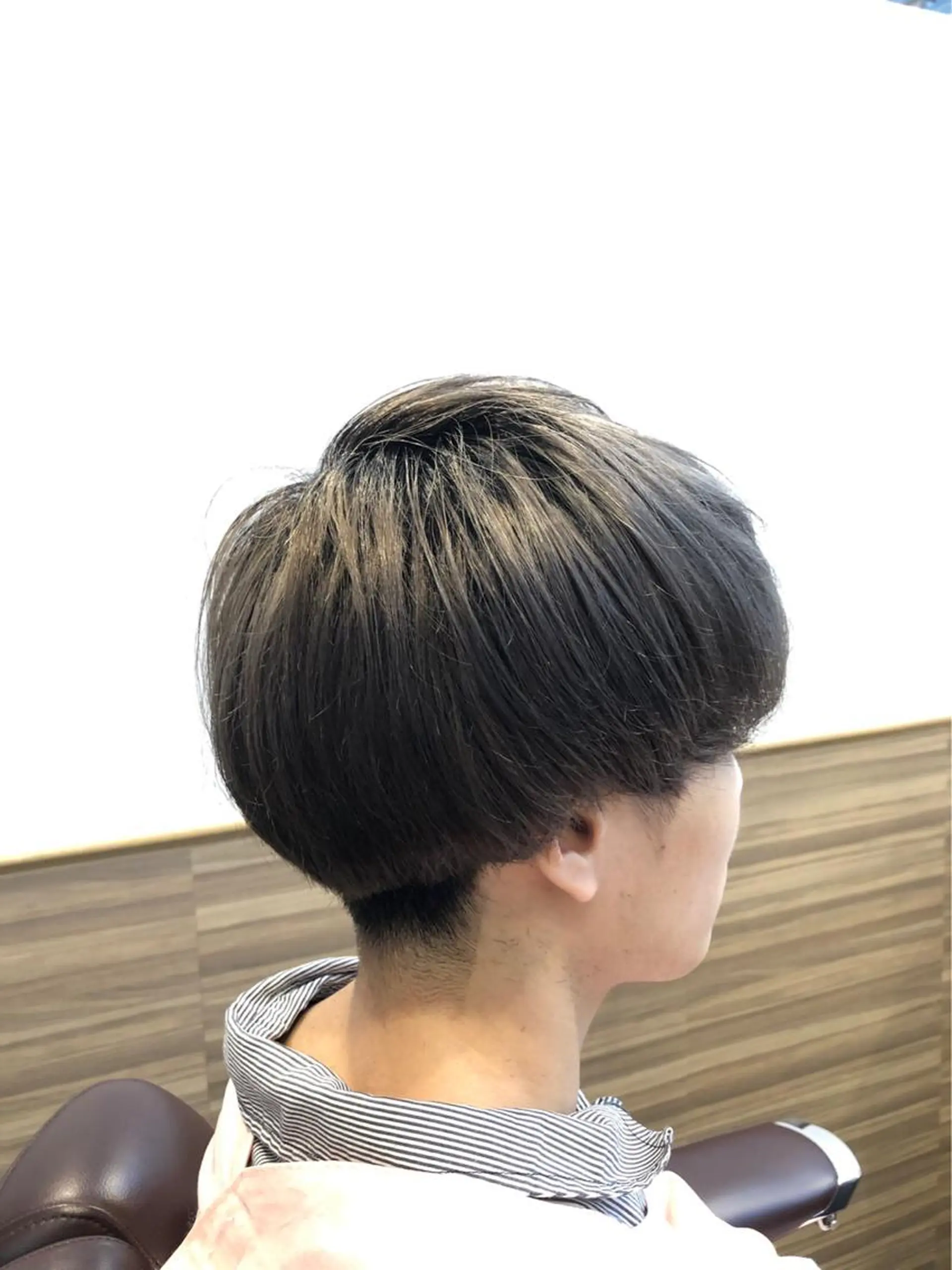 カラー アッシュ アッシュグレー ブリーチ イルミナカラー 予約1000件超 ✨メンズパーマのヘアスタイル