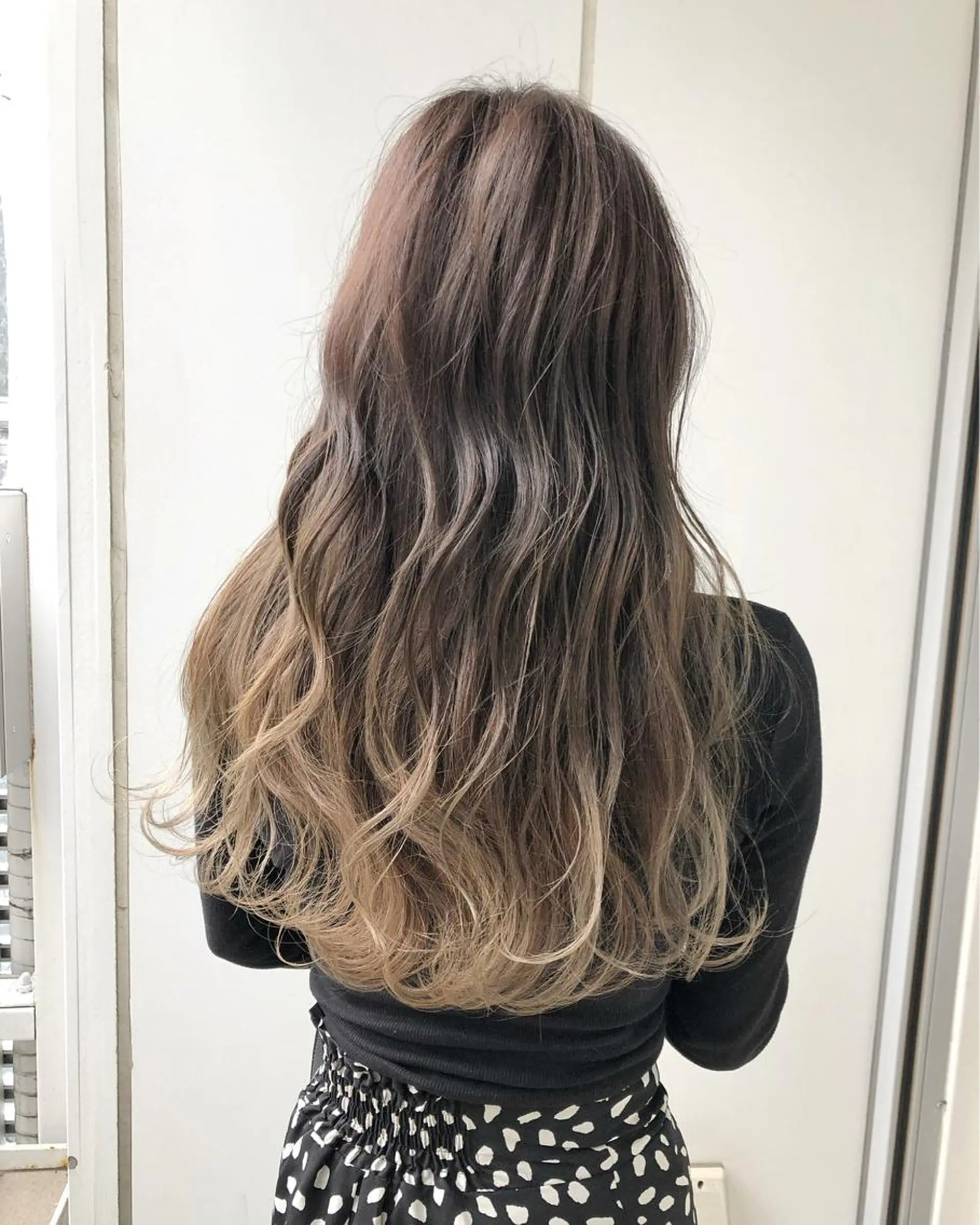 ロング カラー バレイヤージュ 透明感カラー グレージュ レイヤーカット トリートメント 榎園 由美のヘアスタイル
