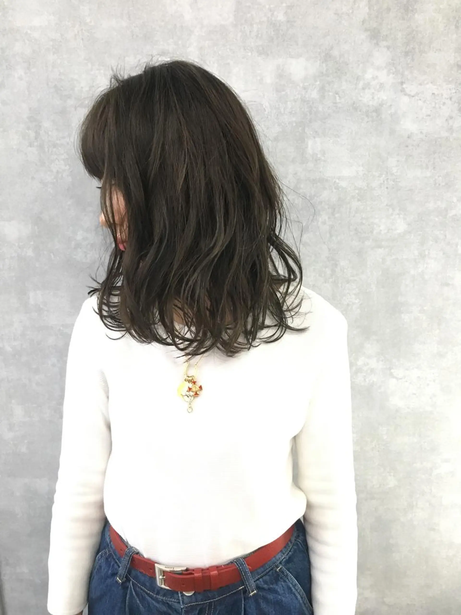 ミディアム カラー アッシュ オリーブアッシュ レイヤーカット BLend 渋谷のヘアスタイル