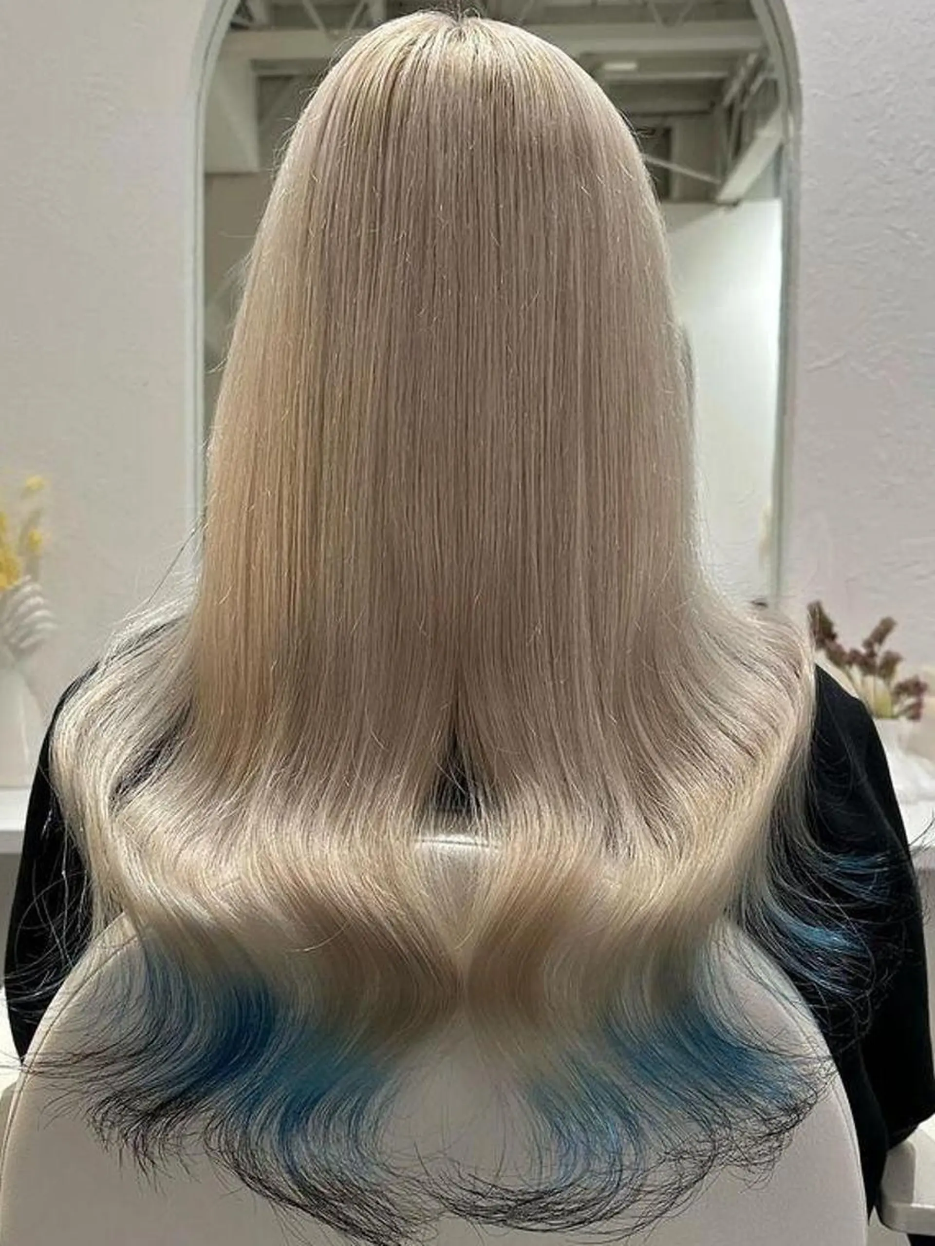 ロング カラー 黒髪 ブロンド ブルーカラー ホワイトブロンド ORIKA 美容室のヘアスタイル