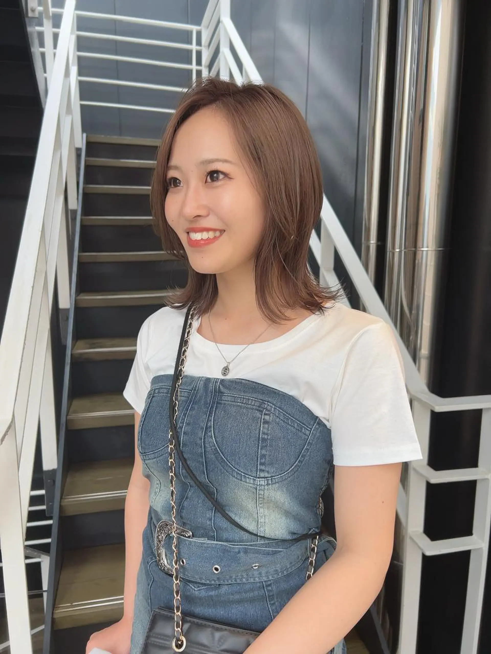 ミディアム 韓国🇰🇷レイヤー カットオリーブカラーのヘアスタイル