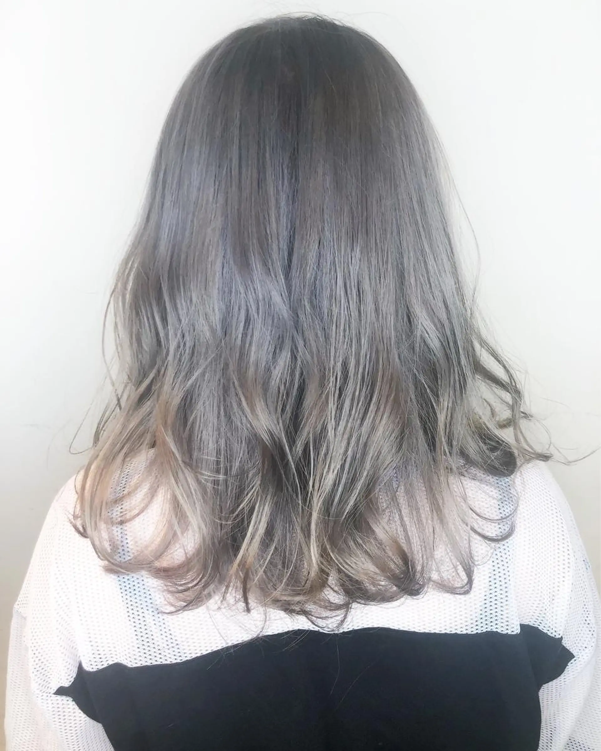 ミディアム 西本 夏美のヘアスタイル