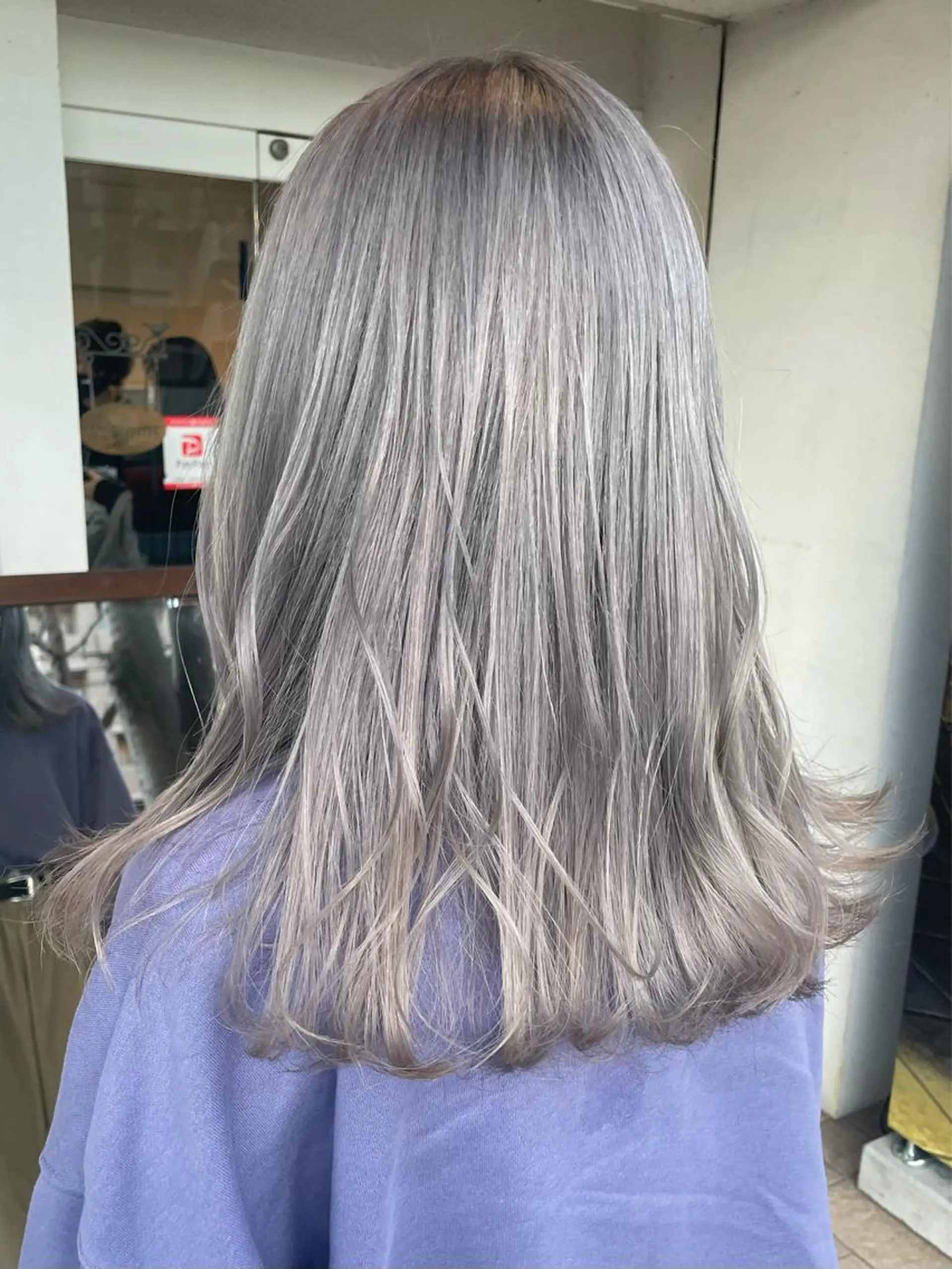 セミロング カラー ブリーチ シルバー ホワイトシルバー 限定1名撮影モデル 村中衣里のヘアスタイル