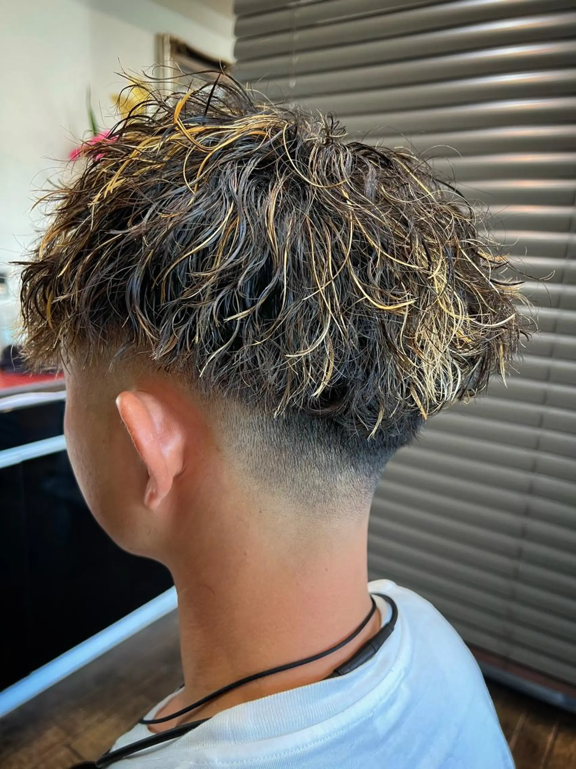 ショート カラー パーマ メンズ メンズメッシュ メッシュ 二本木 秀成のヘアスタイル