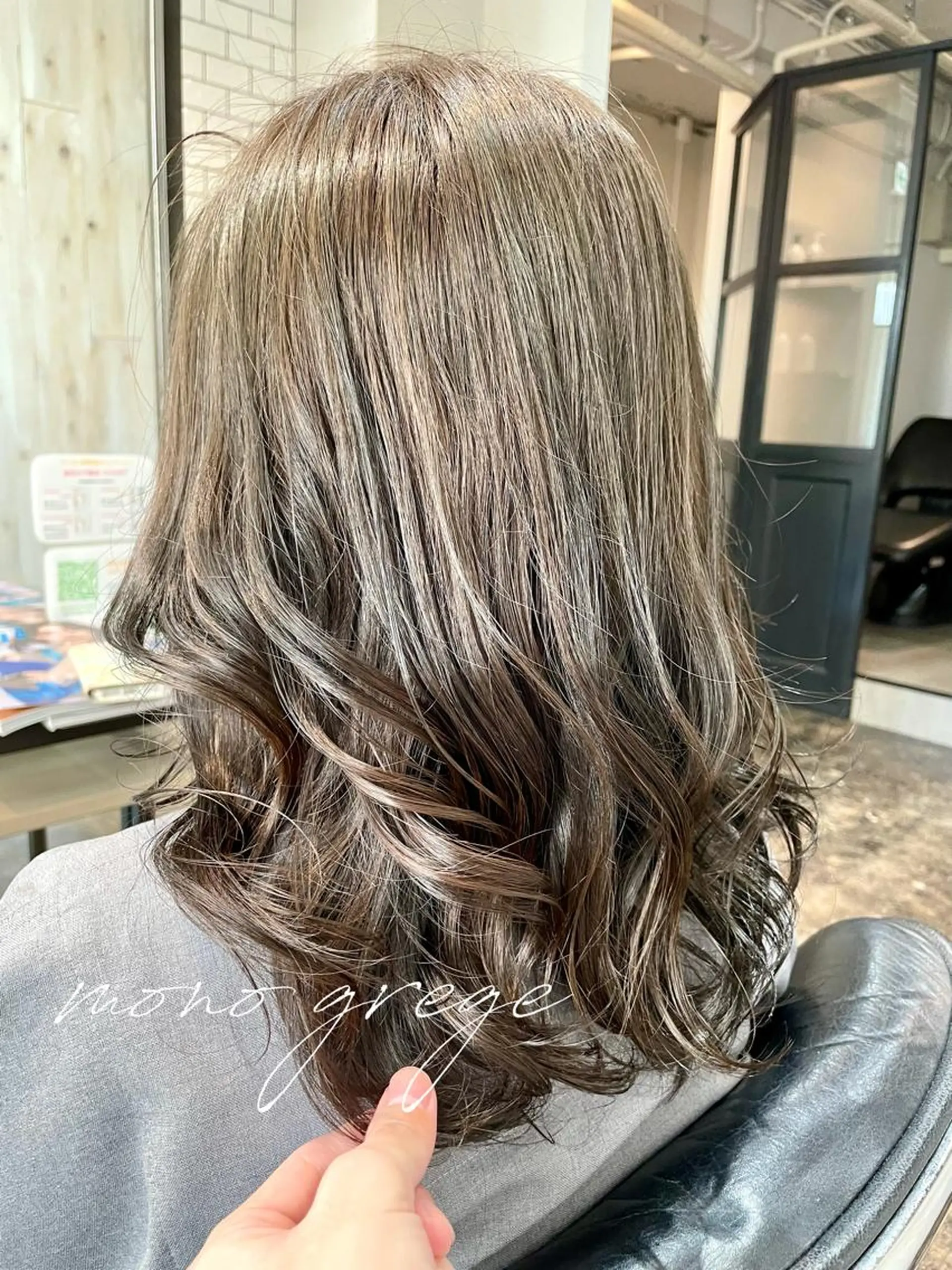 セミロング カラー ベージュカラー 元町神戸 國井椋介のヘアスタイル