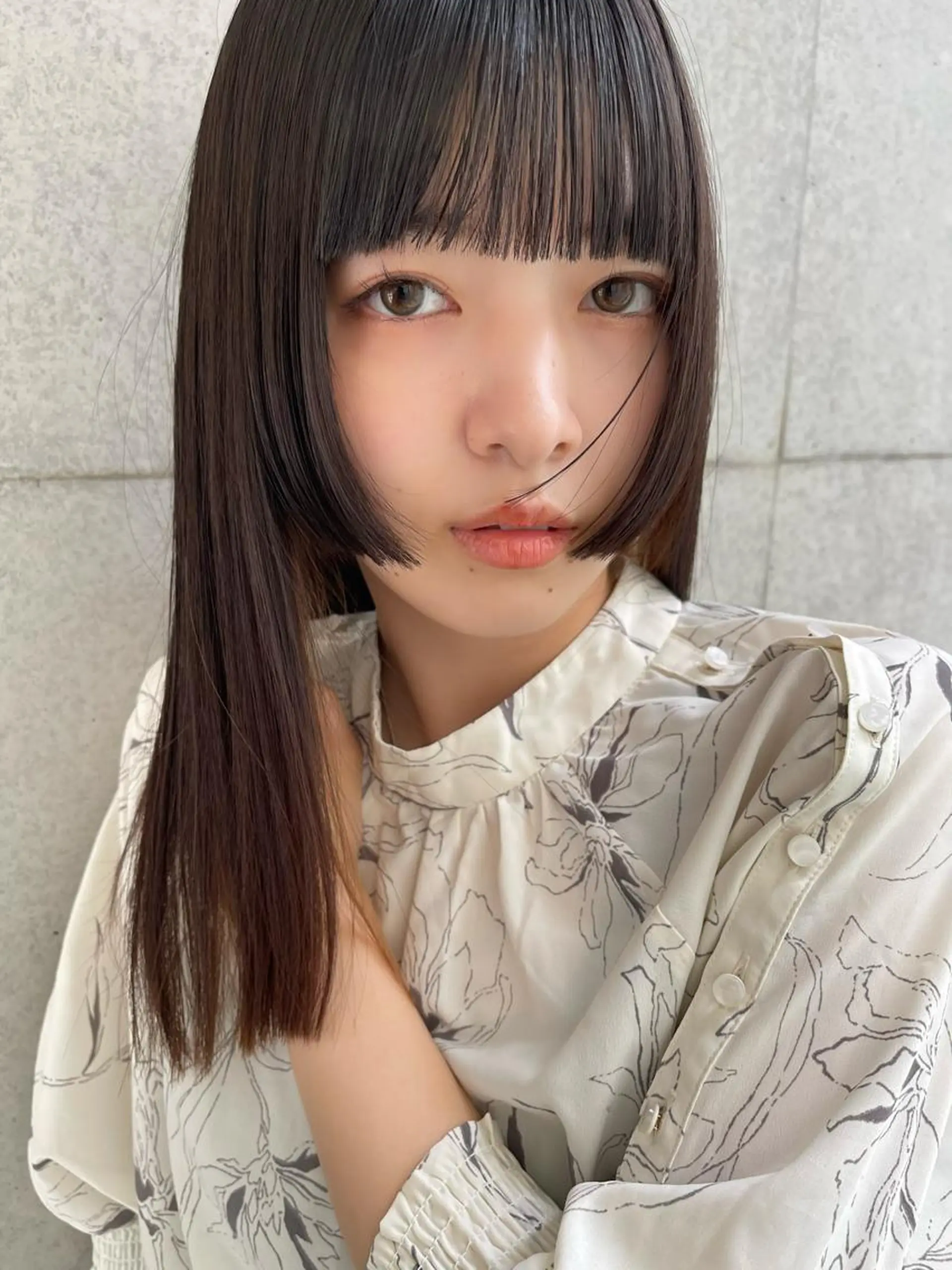 セミロング 姫カット 顔まわりレイヤー デザインカットのヘアスタイル