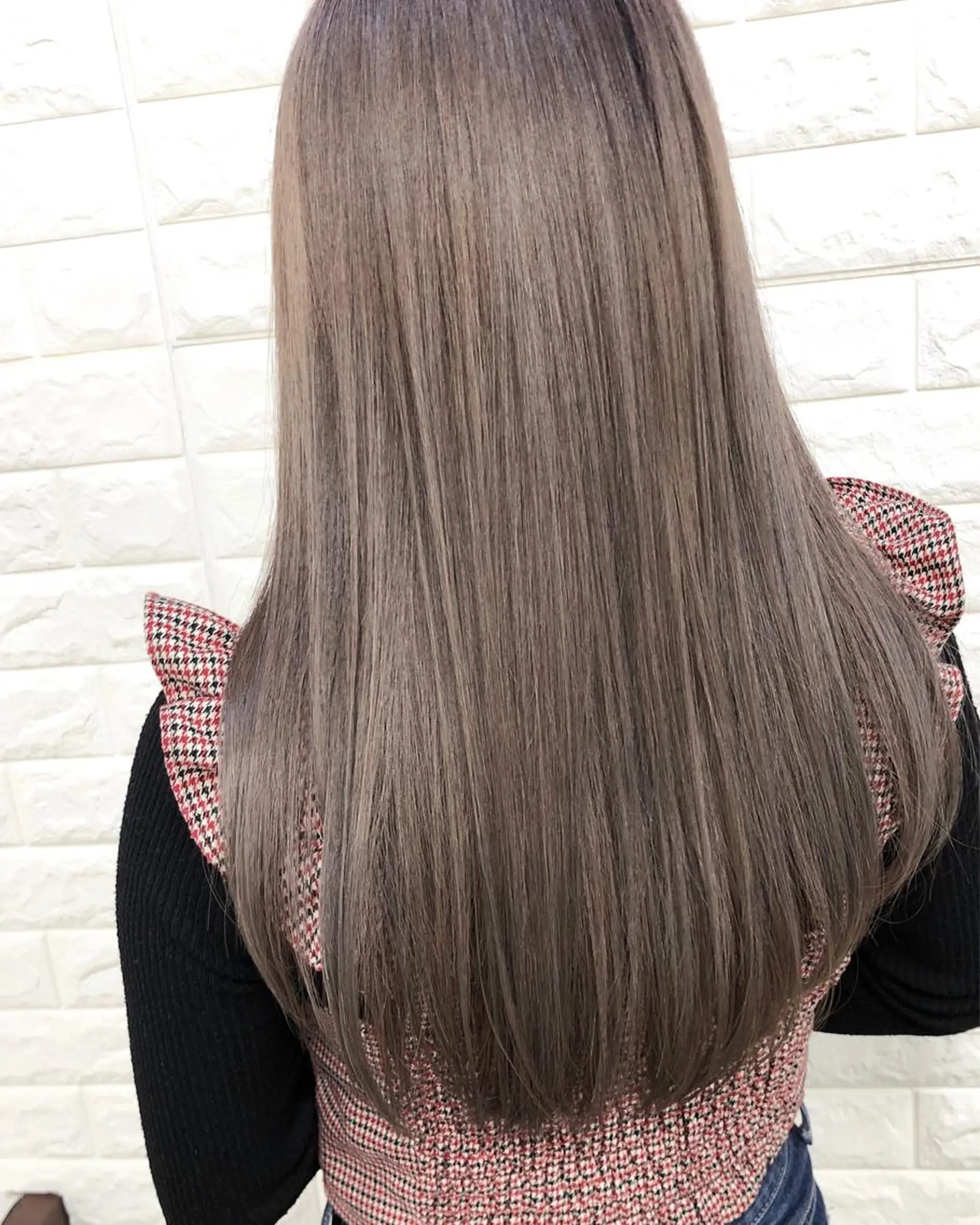 セミロング カラー ベージュカラー ブリーチ ケアブリーチ ミルクティーベージュ ヘアカラー トリートメント famille所属・famille ファミーユのヘアスタイル