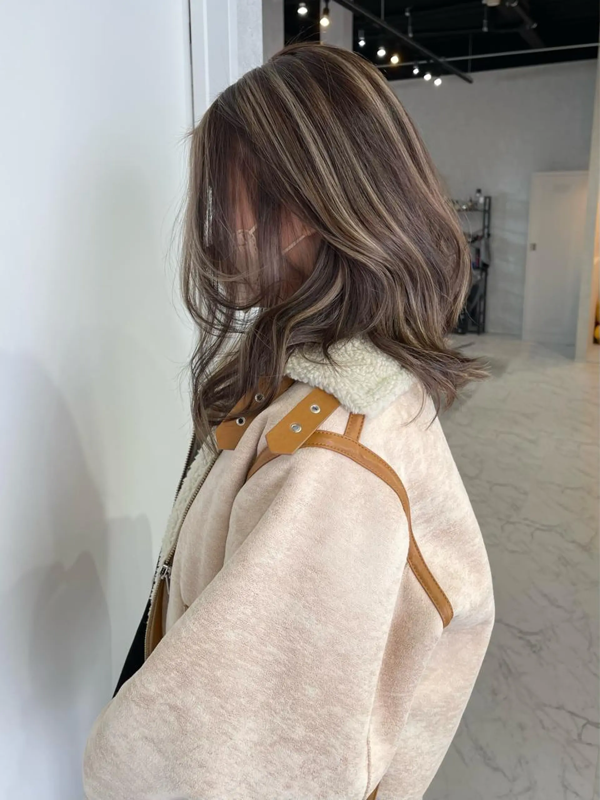 ミディアム カラー ヘアアレンジ バレイヤージュ デザインカラー ハイライトカラー 外国人風カラー ハイライト カット ヘアカラー トリートメント アンドウ ユウ/ レイヤーカット/韓国のヘアスタイル