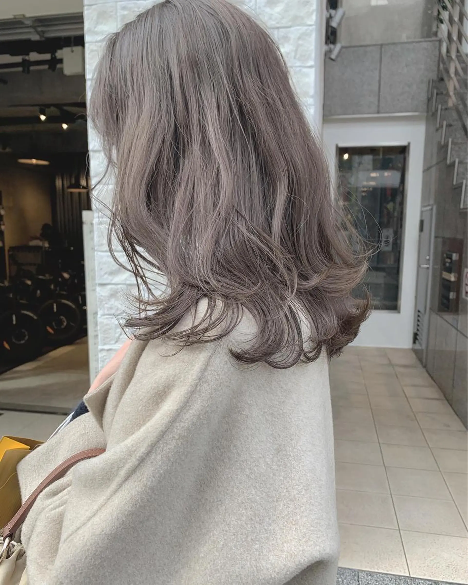 ミディアム カラー マツエク・マツパ カット ヘアカラー トリートメント ハイトーンボブ 前田 表参道　グレージュのヘアスタイル