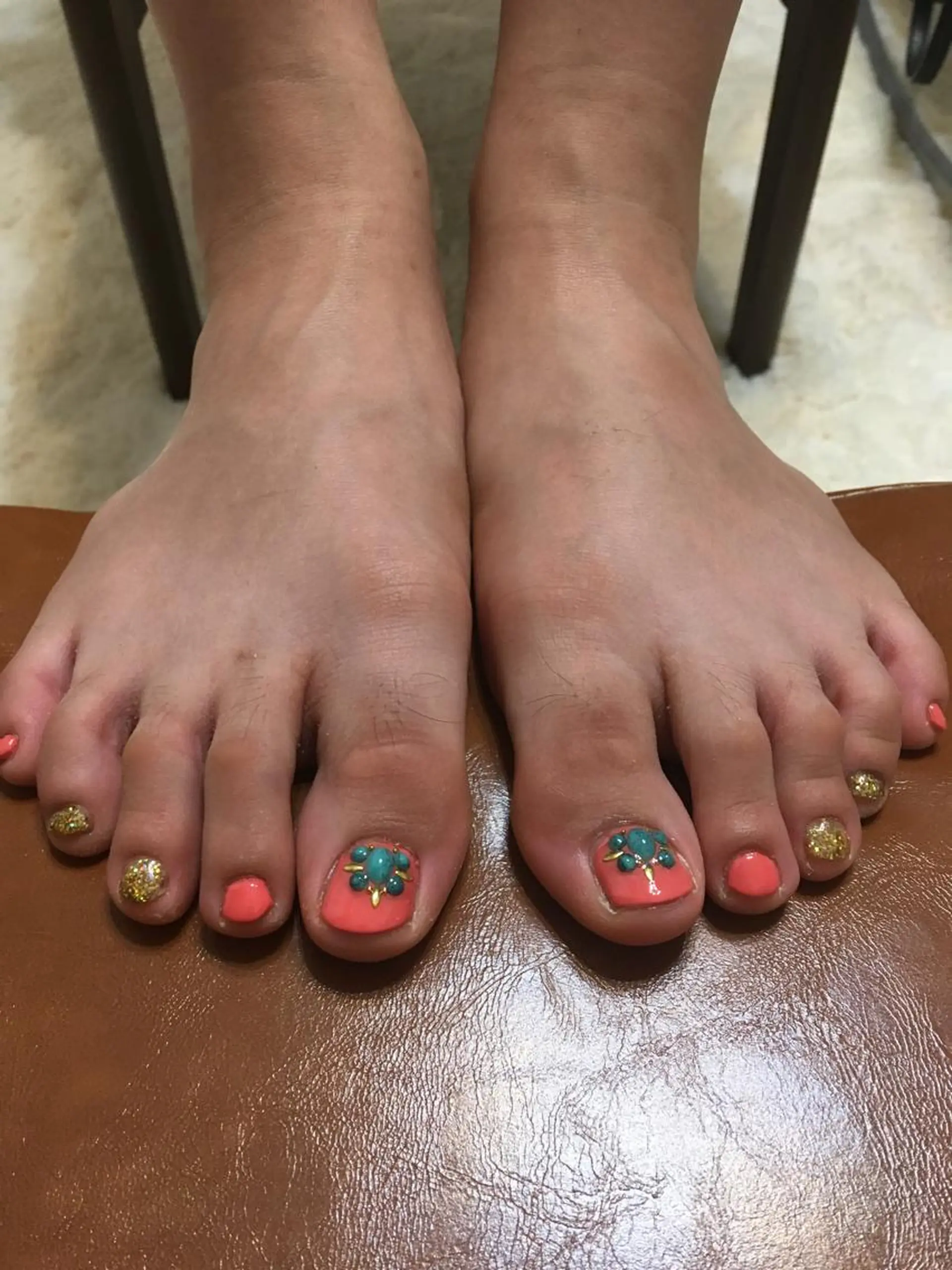 ネイル ゴールド ラメ(グリッター) オレンジ フットネイル 🌈KANÅKO 🌈のネイルデザイン