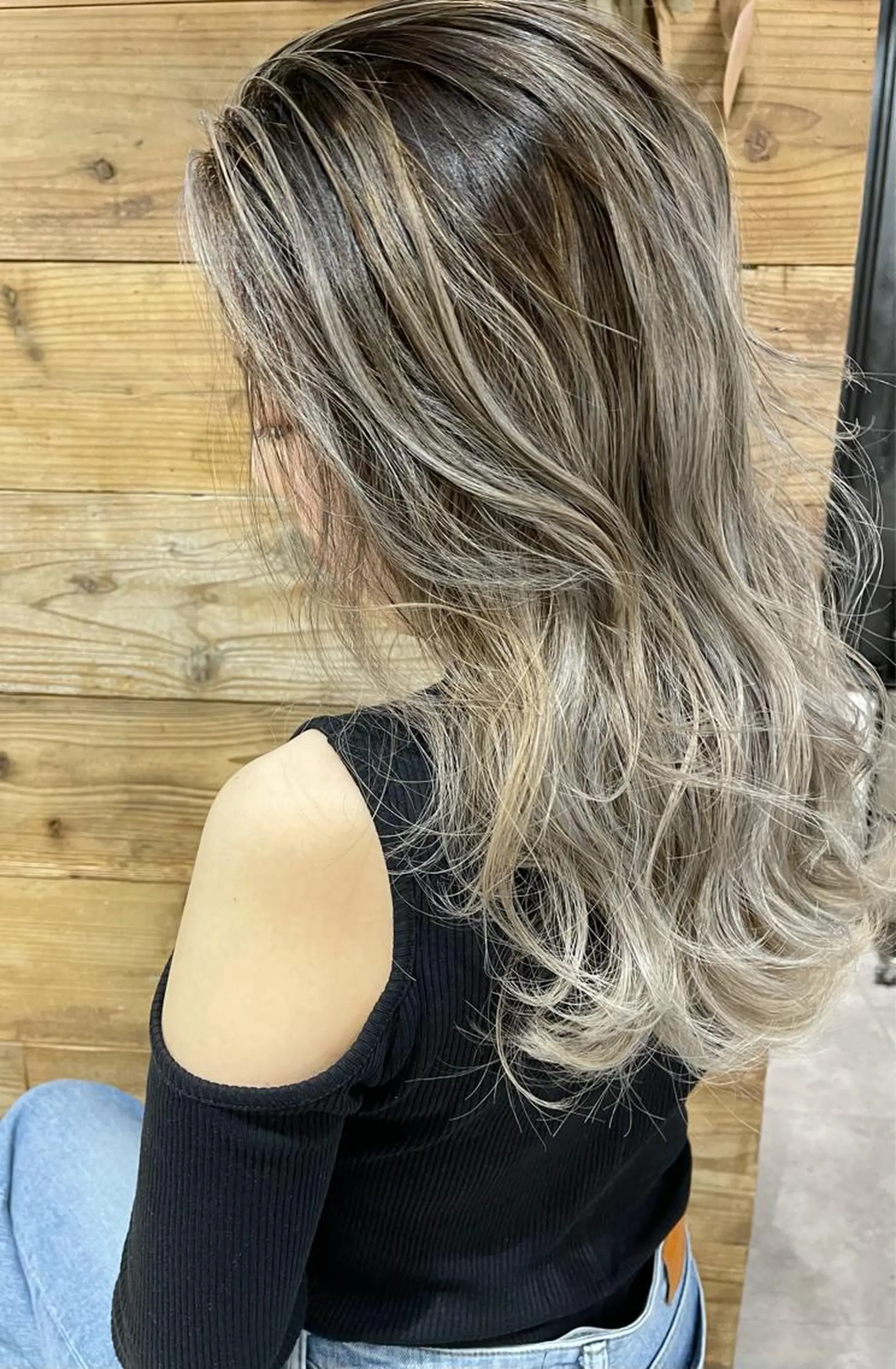 セミロング カラー ブリーチ ヘアカラー トリートメント 白髪ぼかしハイライト バレイヤージュヤマトのヘアスタイル