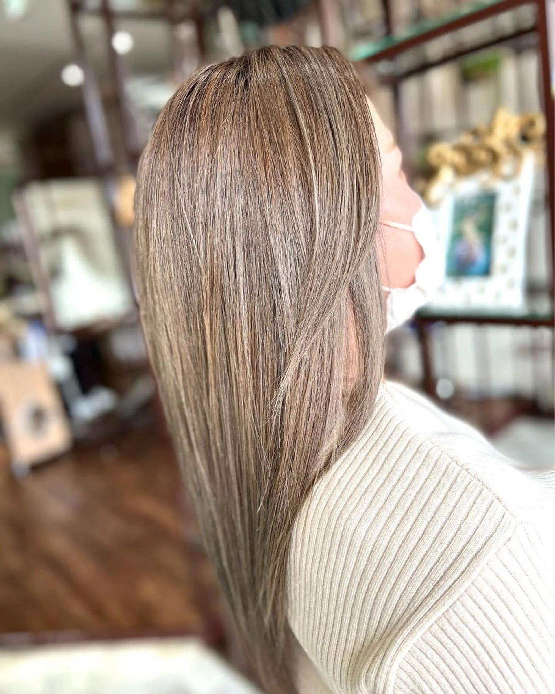 セミロング カラー アッシュ ベージュカラー ダブルカラー シルバー トリートメント ヘアカラー トリートメント Style Tのヘアスタイル