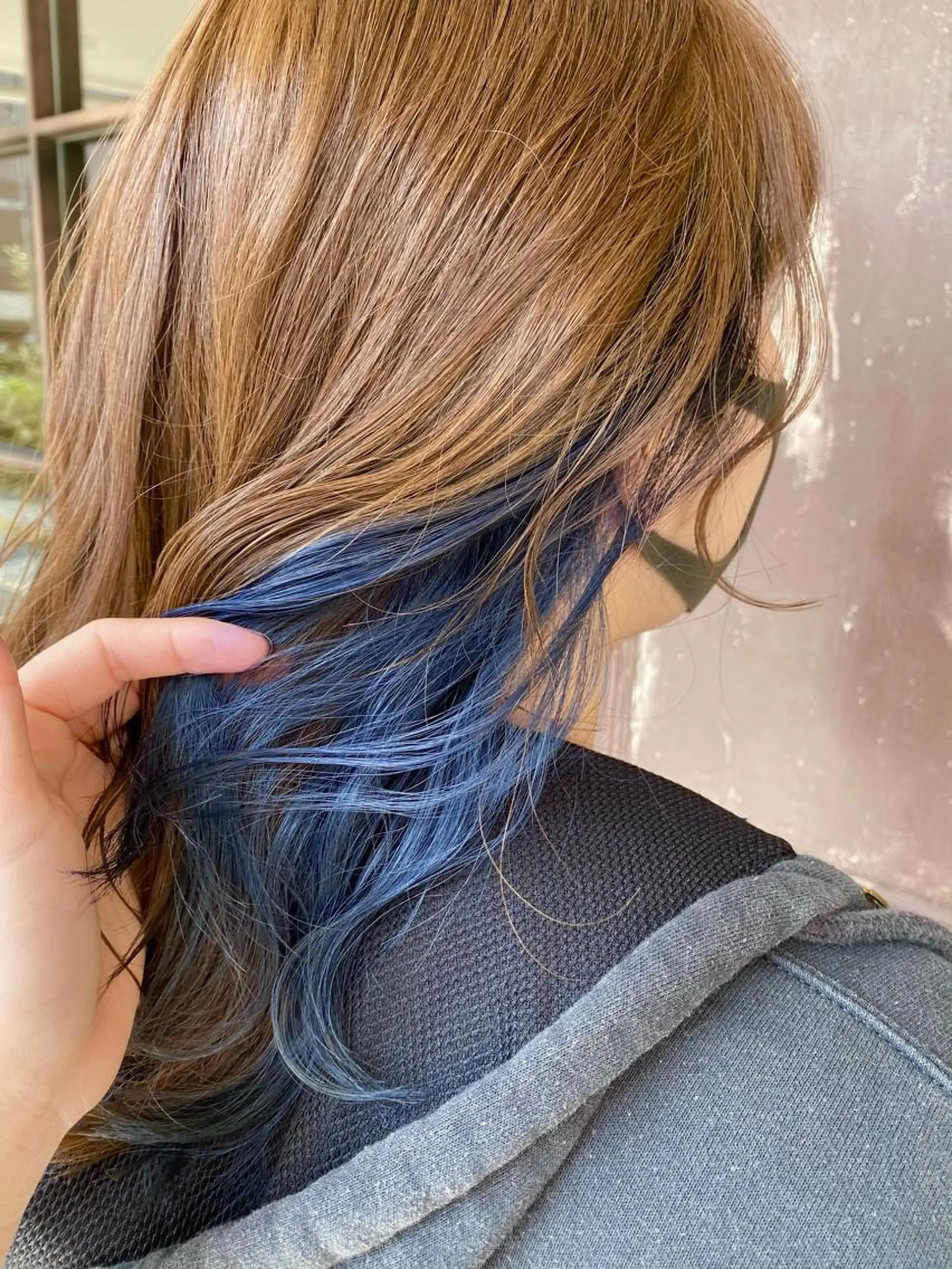 ミディアム カラー ベージュカラー ブリーチ ネイビーカラー ブリーチなしカラー 卒業式のヘアスタイル ヘアカラー 川越 輝梨奈のヘアスタイル