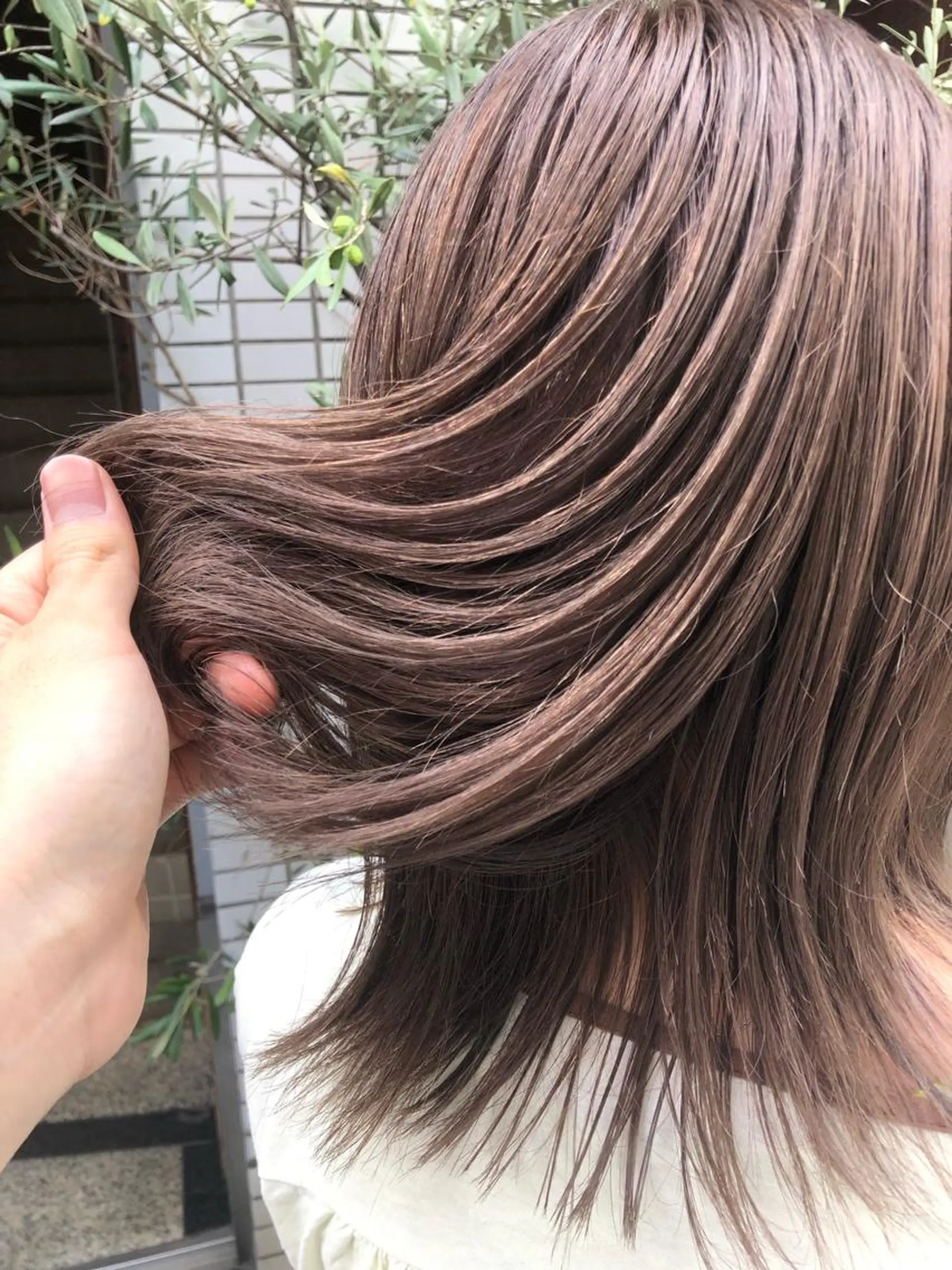 ミディアム カラー ベージュカラー ミルクティーベージュ ヘアカラー トリートメント ハイトーン/ブリーチ 似合せカット/パーマのヘアスタイル