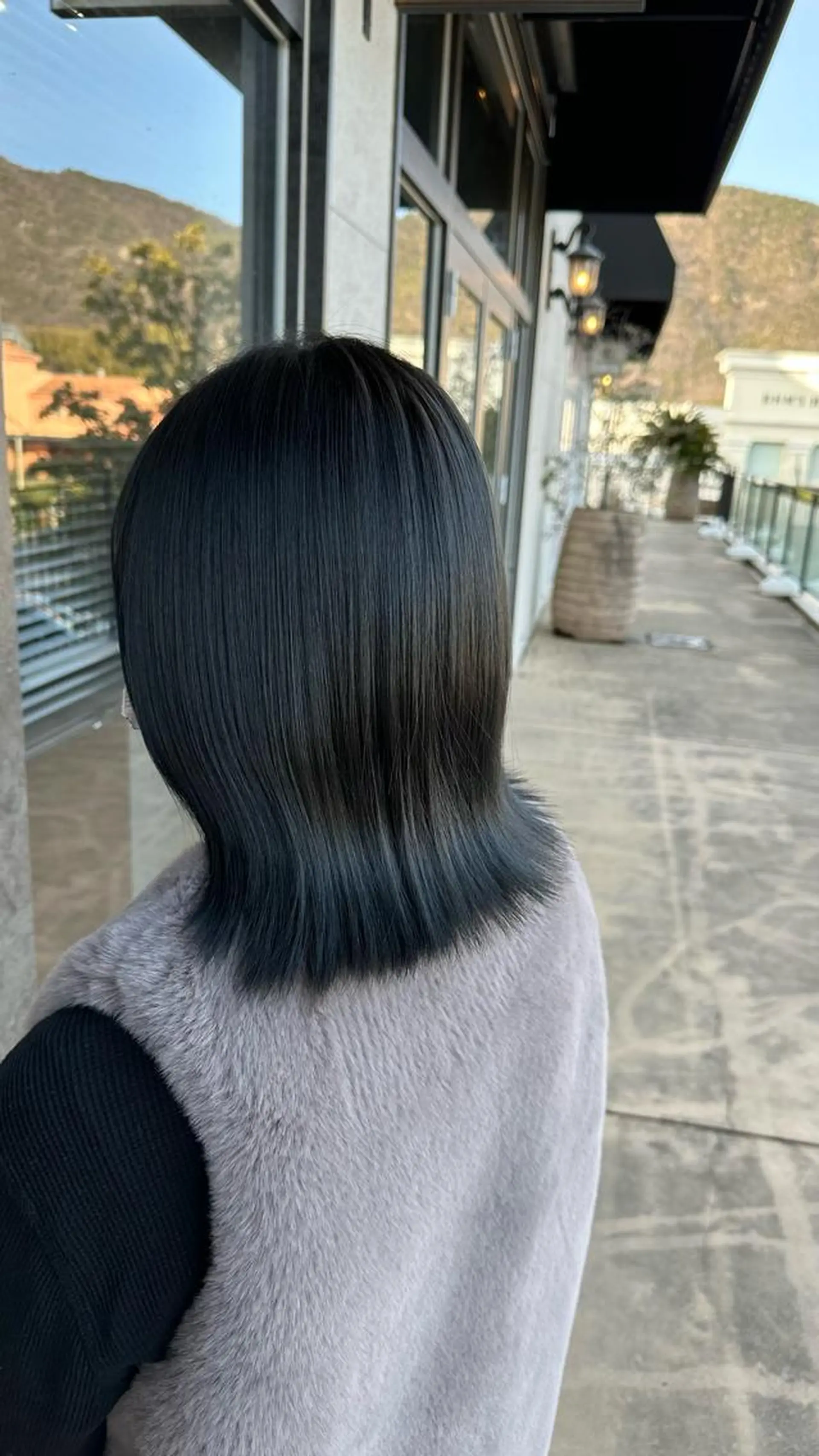 ミディアム カラー 黒髪 ブルーカラー ブルーブラック ヘアカラー トリートメント 鵜飼 真伍のヘアスタイル