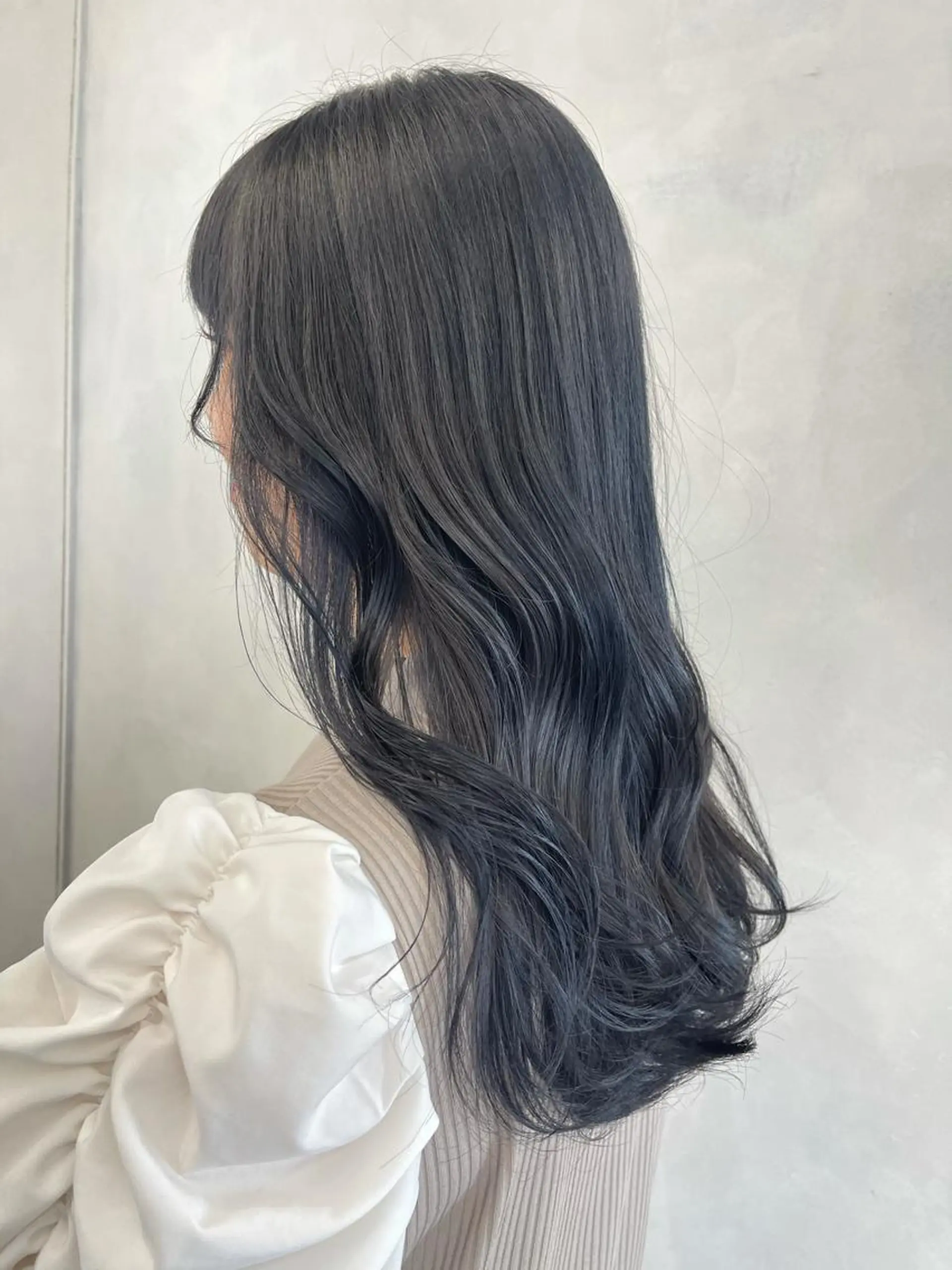 ロング カラー ブリーチ ダークグレー 🦋レイヤーカット ミドリカワ🦋のヘアスタイル