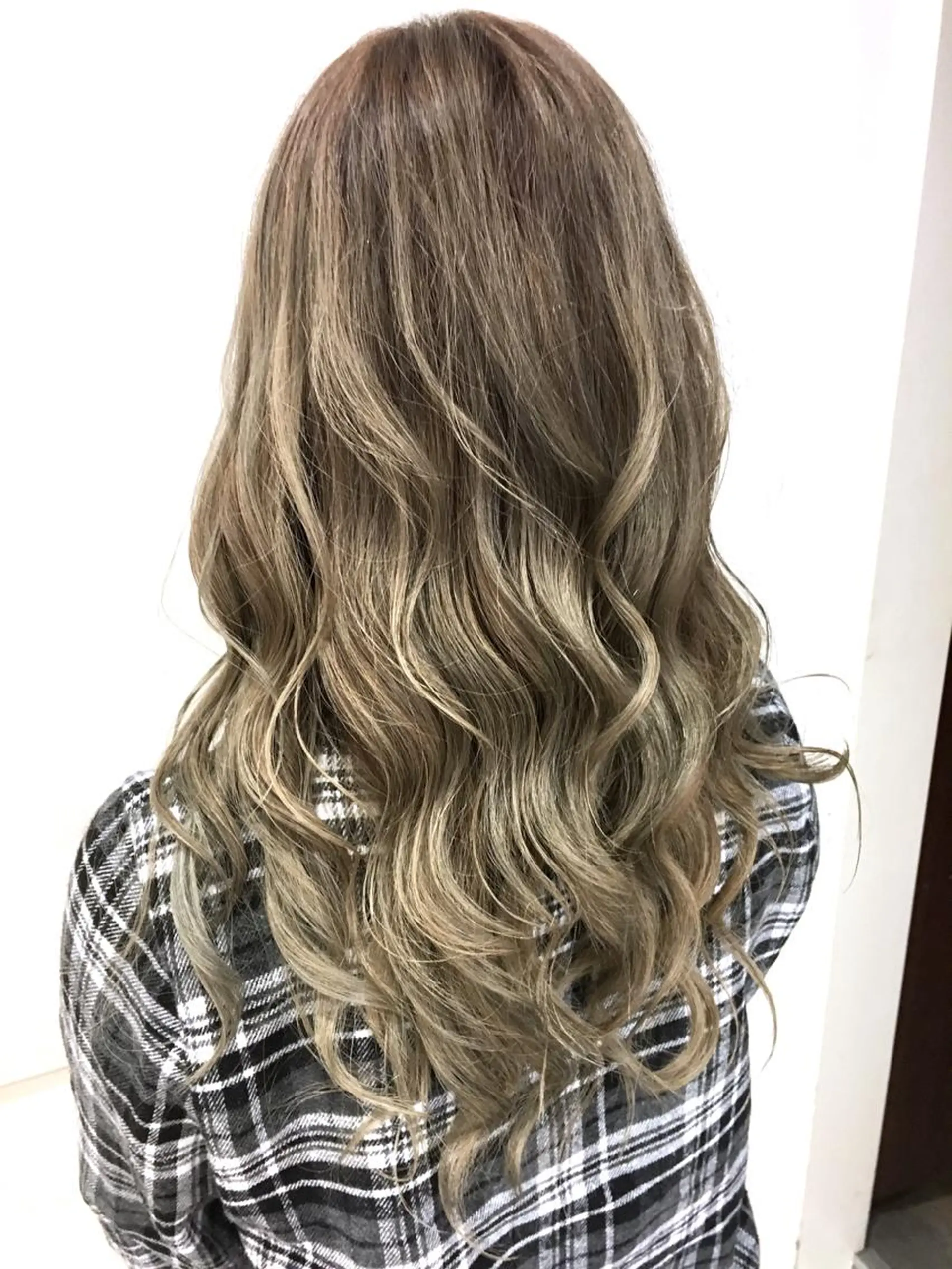 ロング カラー ブロンド ハイライトカラー ハイライト トリートメント 髪質改善/美髪矯正 マネージャー福永のヘアスタイル