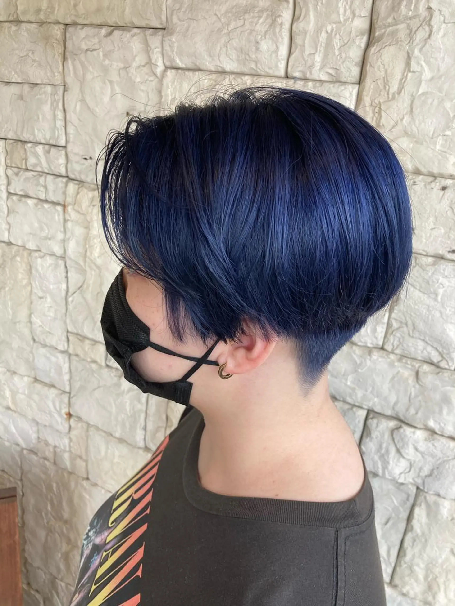 カラー 黒髪 ブリーチ ブルーカラー ブルーブラック 井上 歩美のヘアスタイル