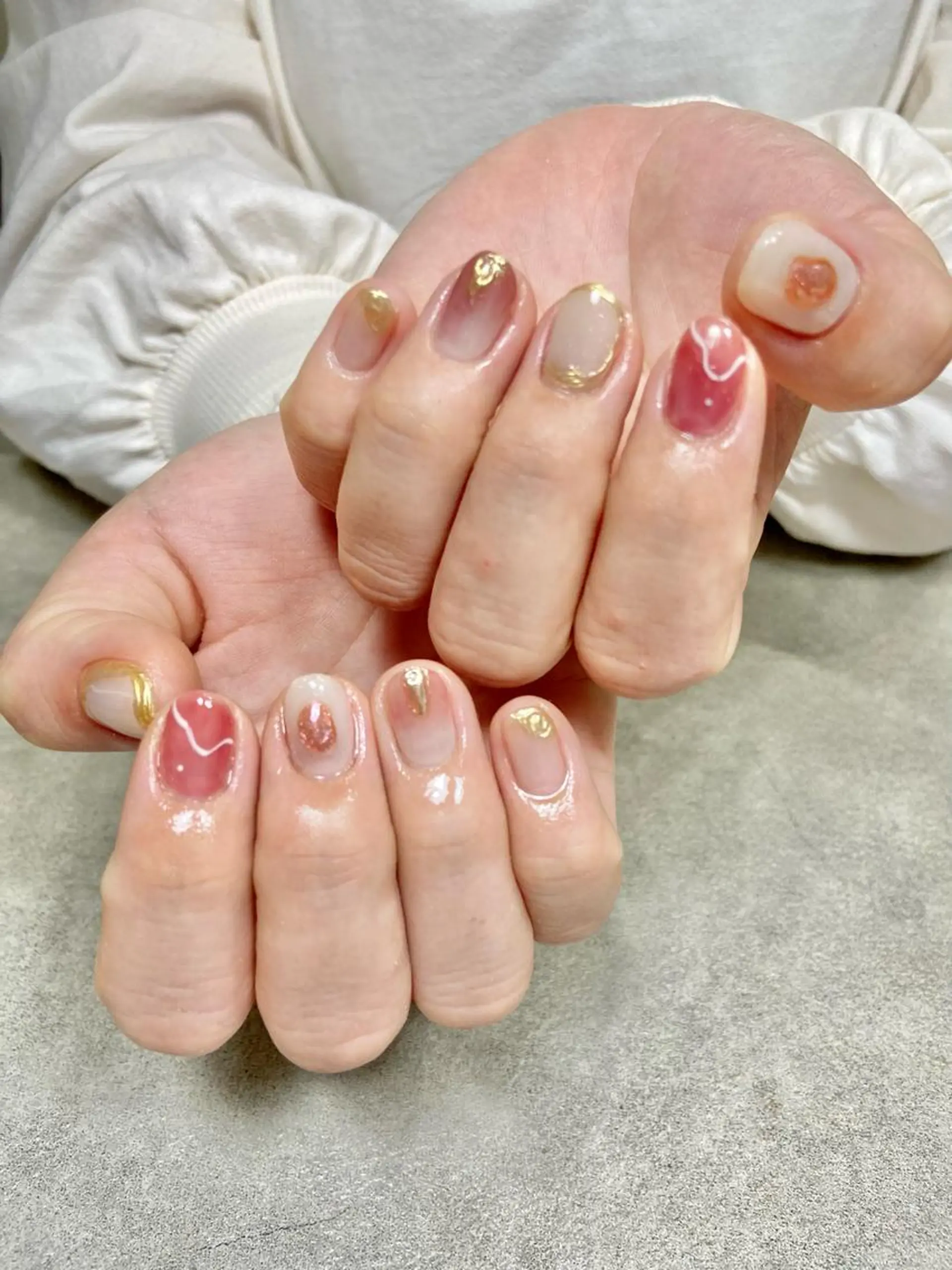 ネイル ゴールド ニュアンスネイル ピンク ショートネイル salon de oct.のネイルデザイン