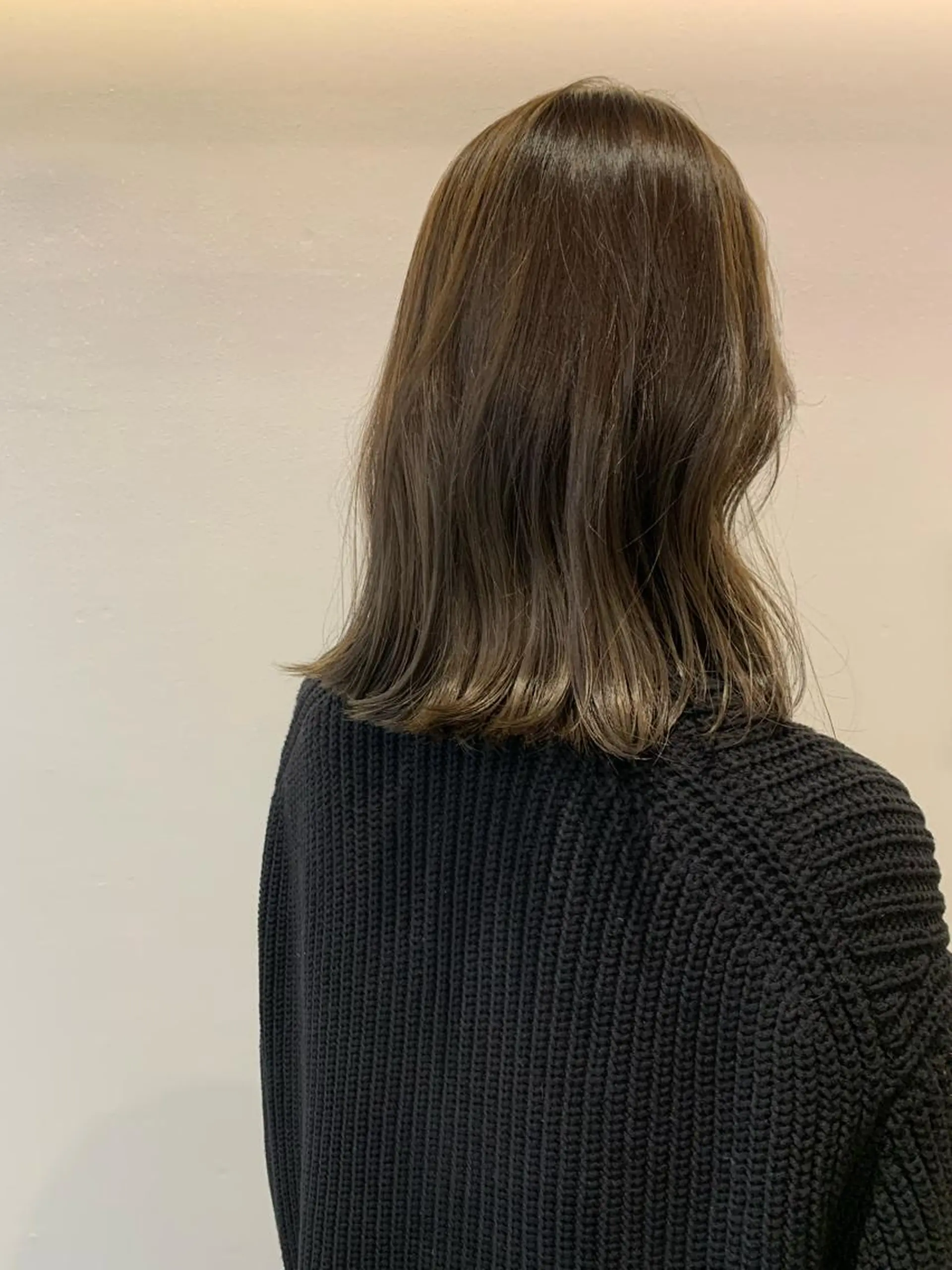 ミディアム カラー カット ヘアカラー SAKINO． ベージュカラーのヘアスタイル