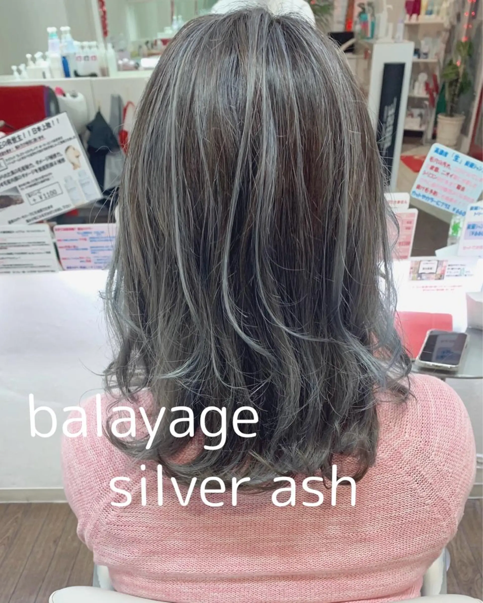 ミディアム カラー アッシュ バレイヤージュ シルバー シルバーアッシュ レイヤーカット ヘアカラー GLAD 萩原のヘアスタイル