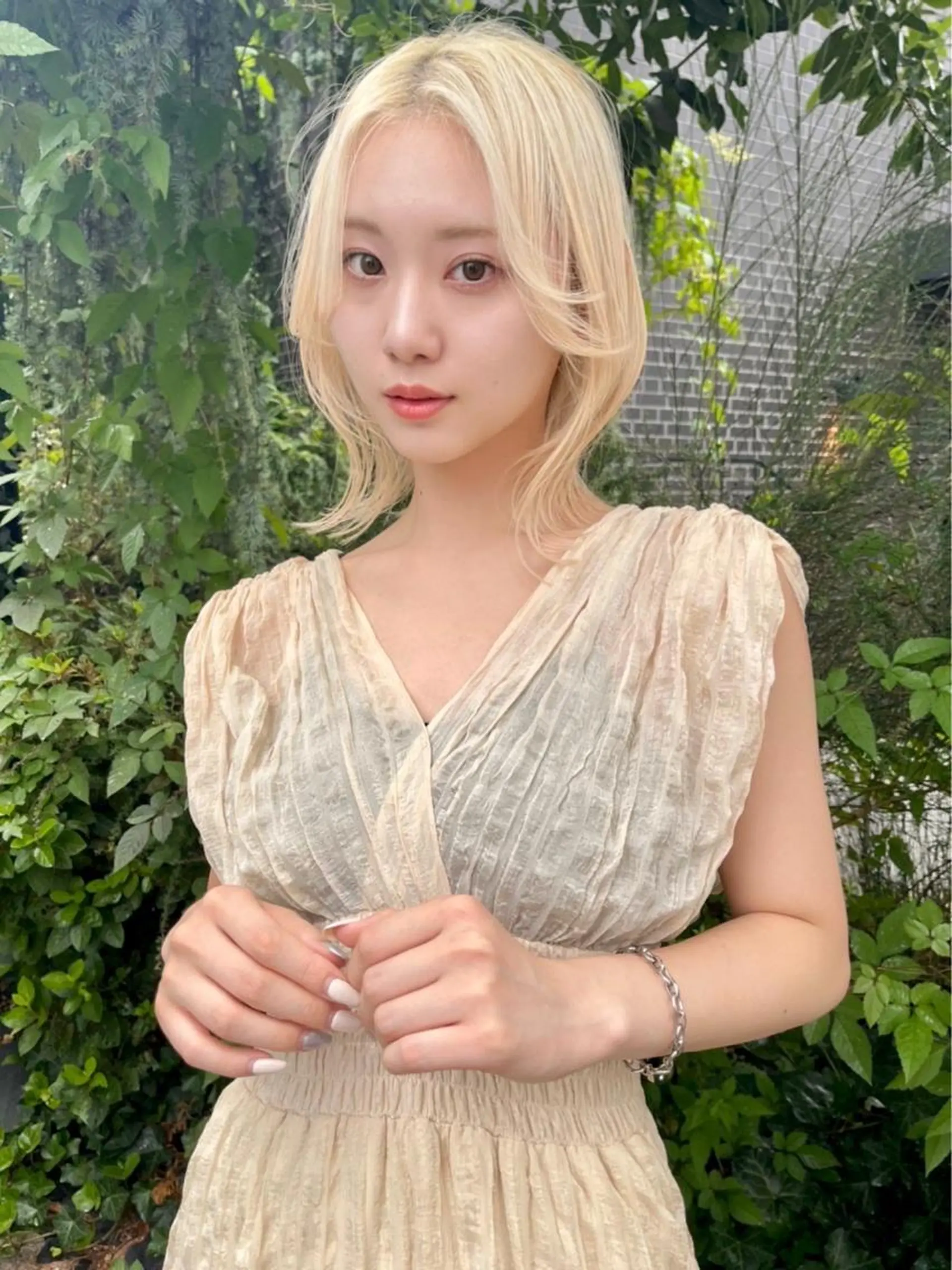 ミディアム カット ヘアカラー トリートメント ヘアセット ハイトーン/レイヤー 💜Akaneのヘアスタイル