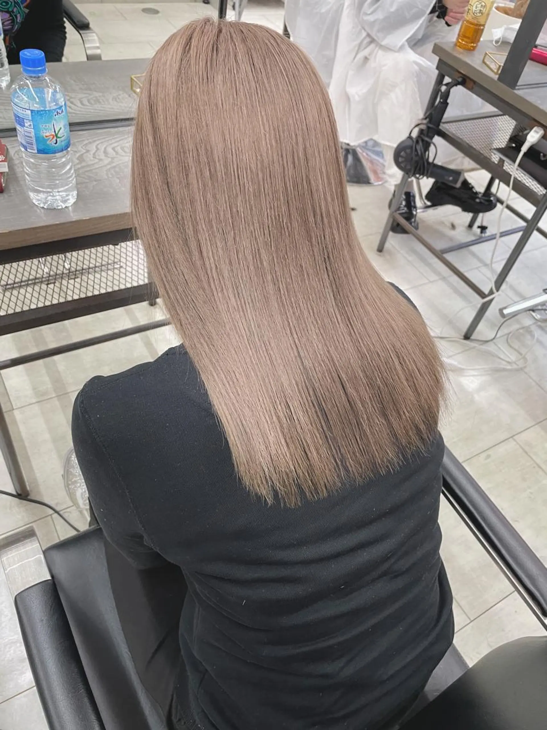 カラー グレージュ ミルクティーグレージュ Eru.所属・艶髪／ハイトーン ブリーチ／髪質改善のヘアスタイル