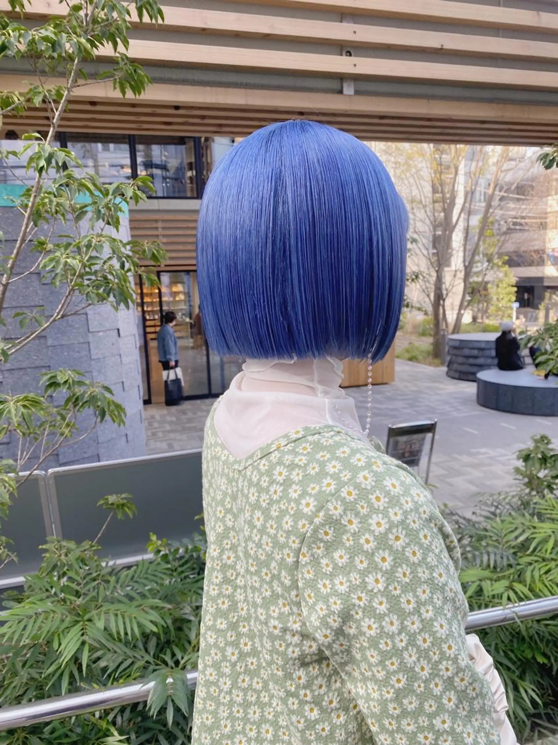 ショート カラー ヘアアレンジ 切りっぱなしボブ ブルーカラー ハイトーンカラー ボブ Flamme Annaのヘアスタイル