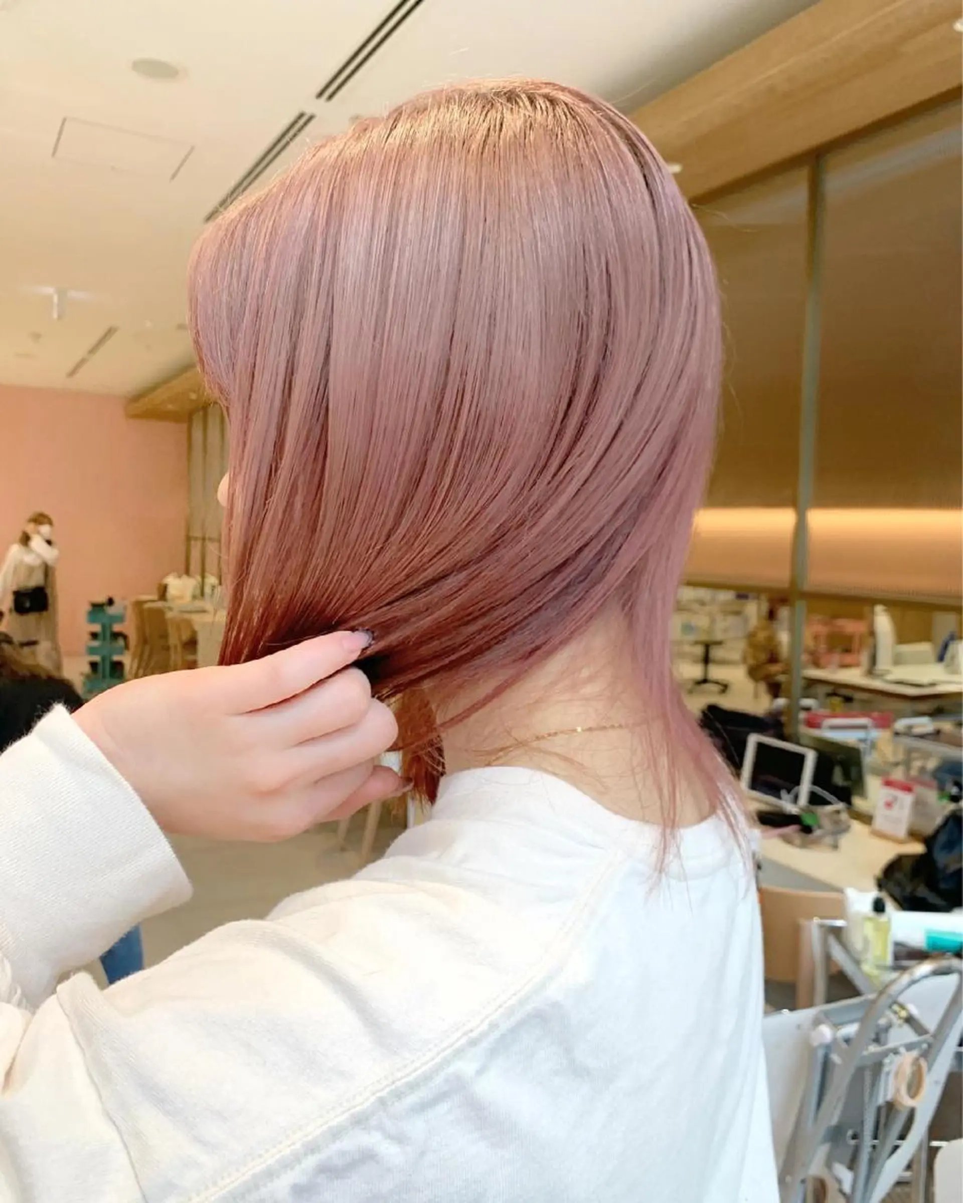 ミディアム カラー ベージュカラー ピンクカラー ピンクベージュ ヘアカラー トリートメント ヘアセット レイヤー専門家 ダブルカラー修のヘアスタイル