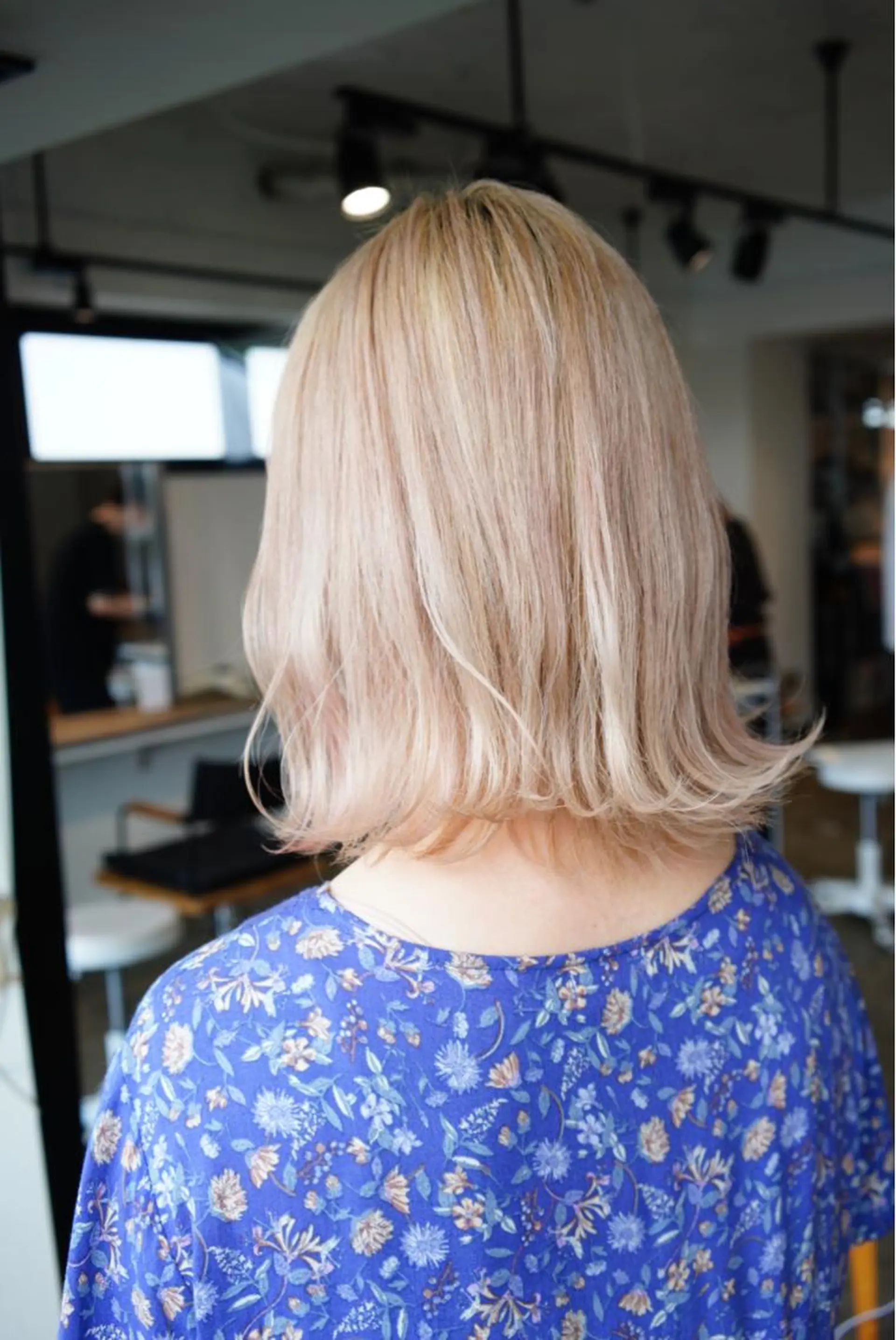 ミディアム カラー ベージュカラー ミルクティーベージュ ヘアカラー トリートメント ハイトーン/レイヤー /ケアブリーチ石川治のヘアスタイル