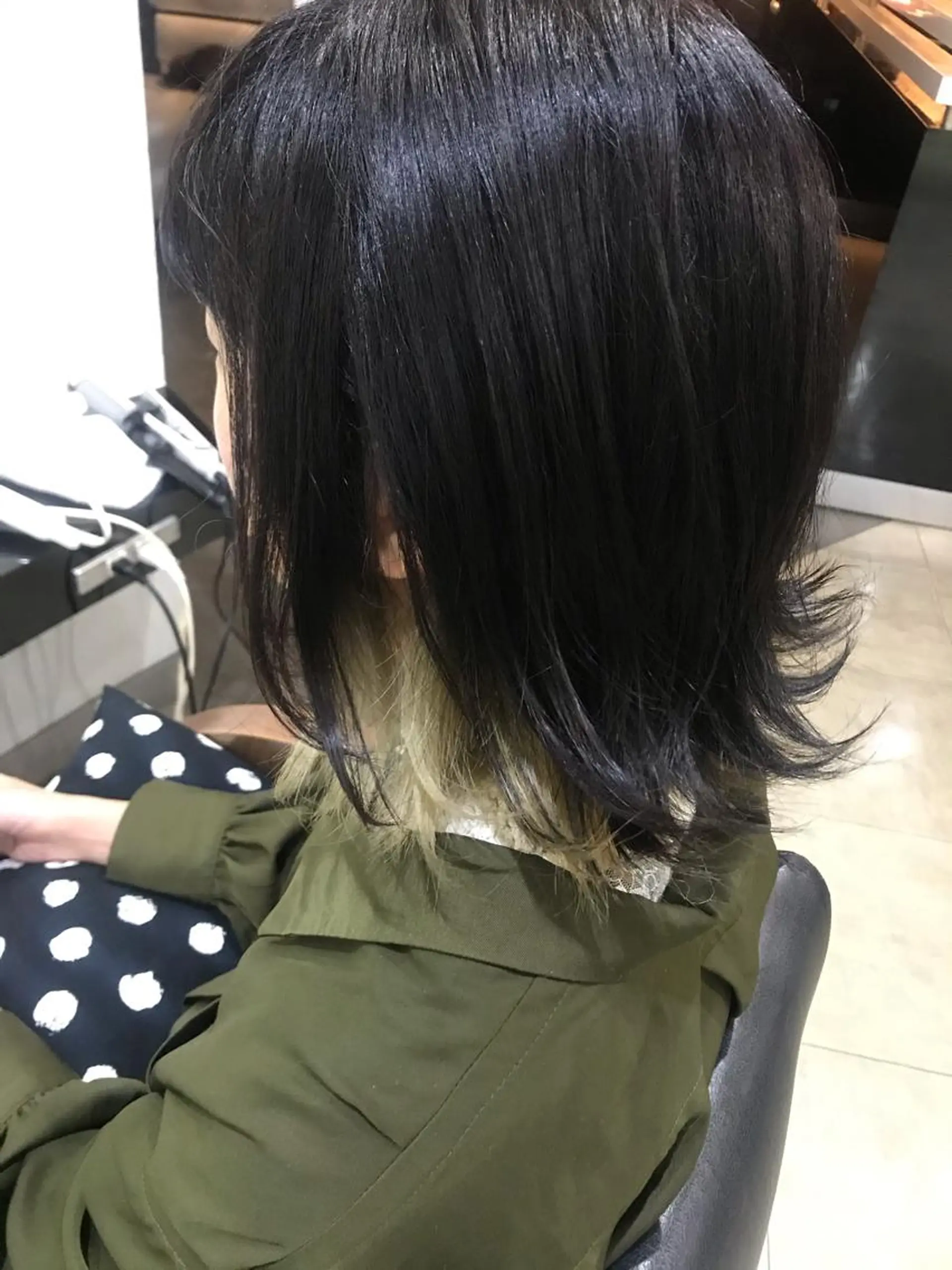 ミディアム カラー ヘアアレンジ インナーカラー シルバー 烏山 達也のヘアスタイル