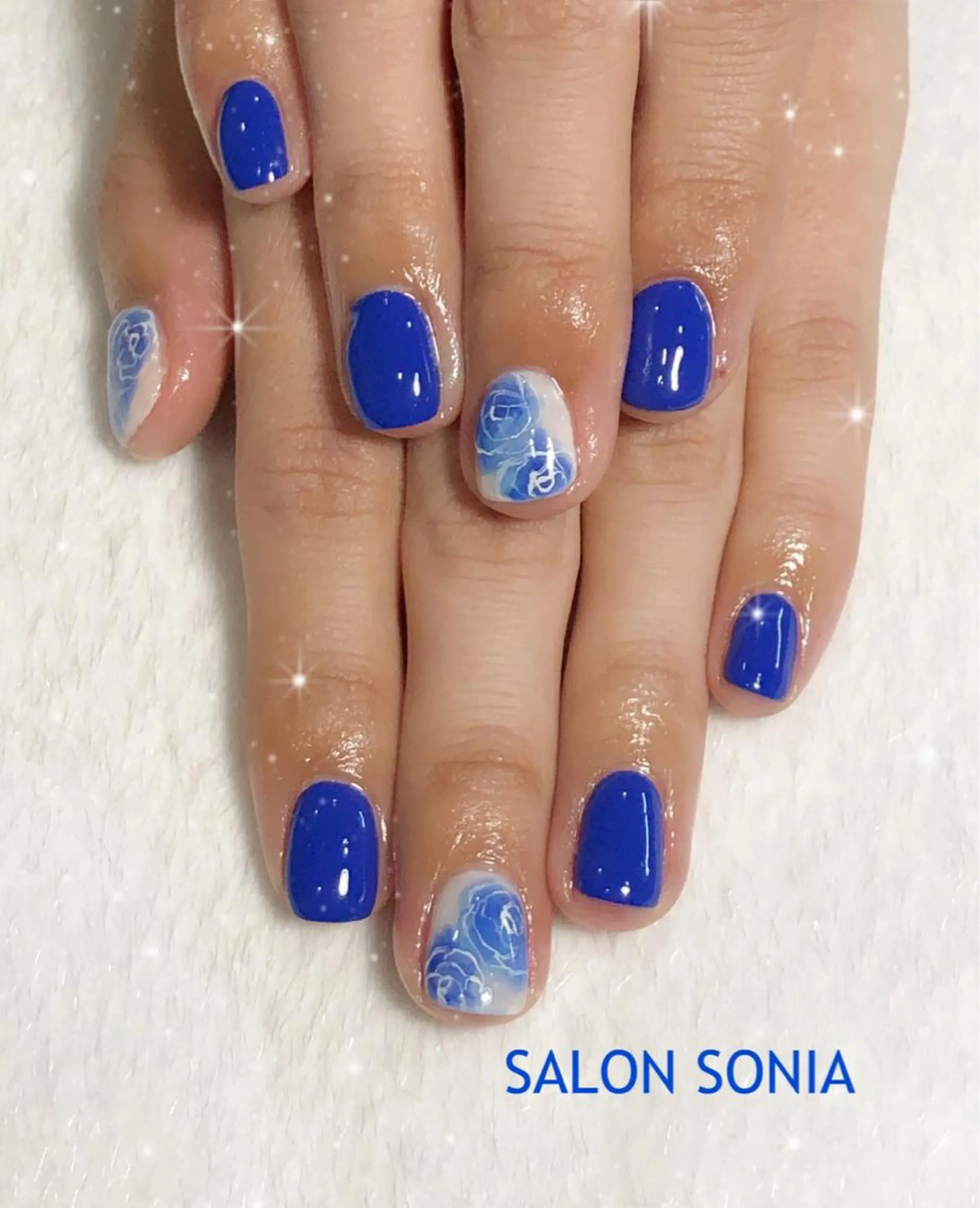 ネイル ブルー フラワーネイル 小顔・毛穴・たるみ ネイル　似内真樹のエステ・リラクイメージ