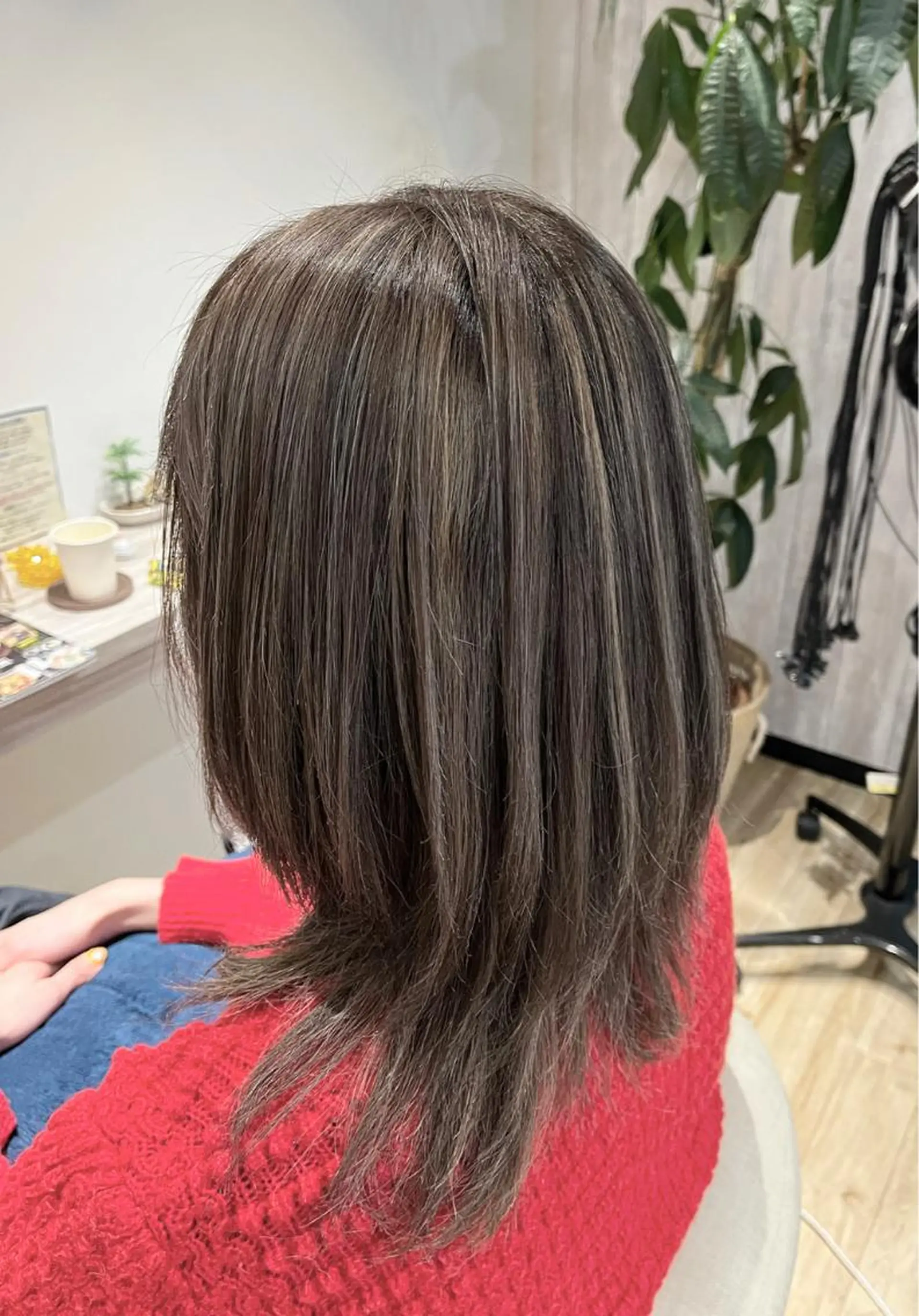 セミロング カラー グレージュ ハイライトカラー ハイライト Atelier 大内のヘアスタイル