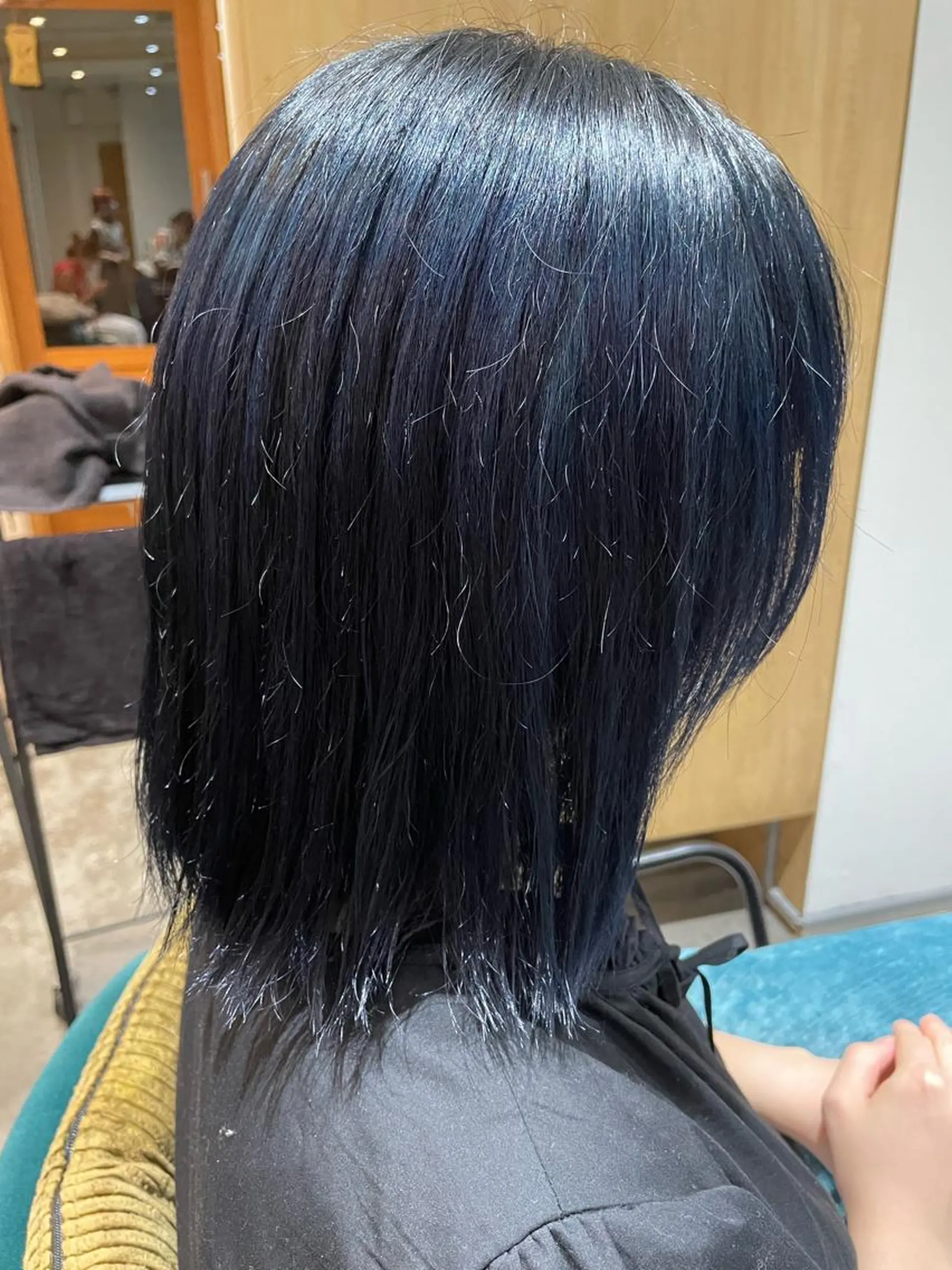 ミディアム カラー 黒髪 ブルーカラー ブルーブラック くびれミディアム/似 合わせ/鎌倉/edAのヘアスタイル