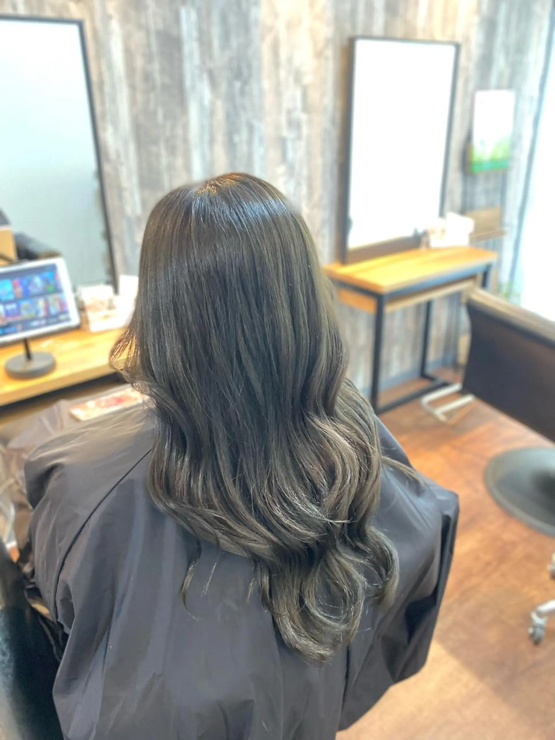 ロング カラー ベージュカラー 透明感カラー オリーブベージュ カット ヘアカラー トリートメント Luzir⭐︎ GEN⭐︎のヘアスタイル