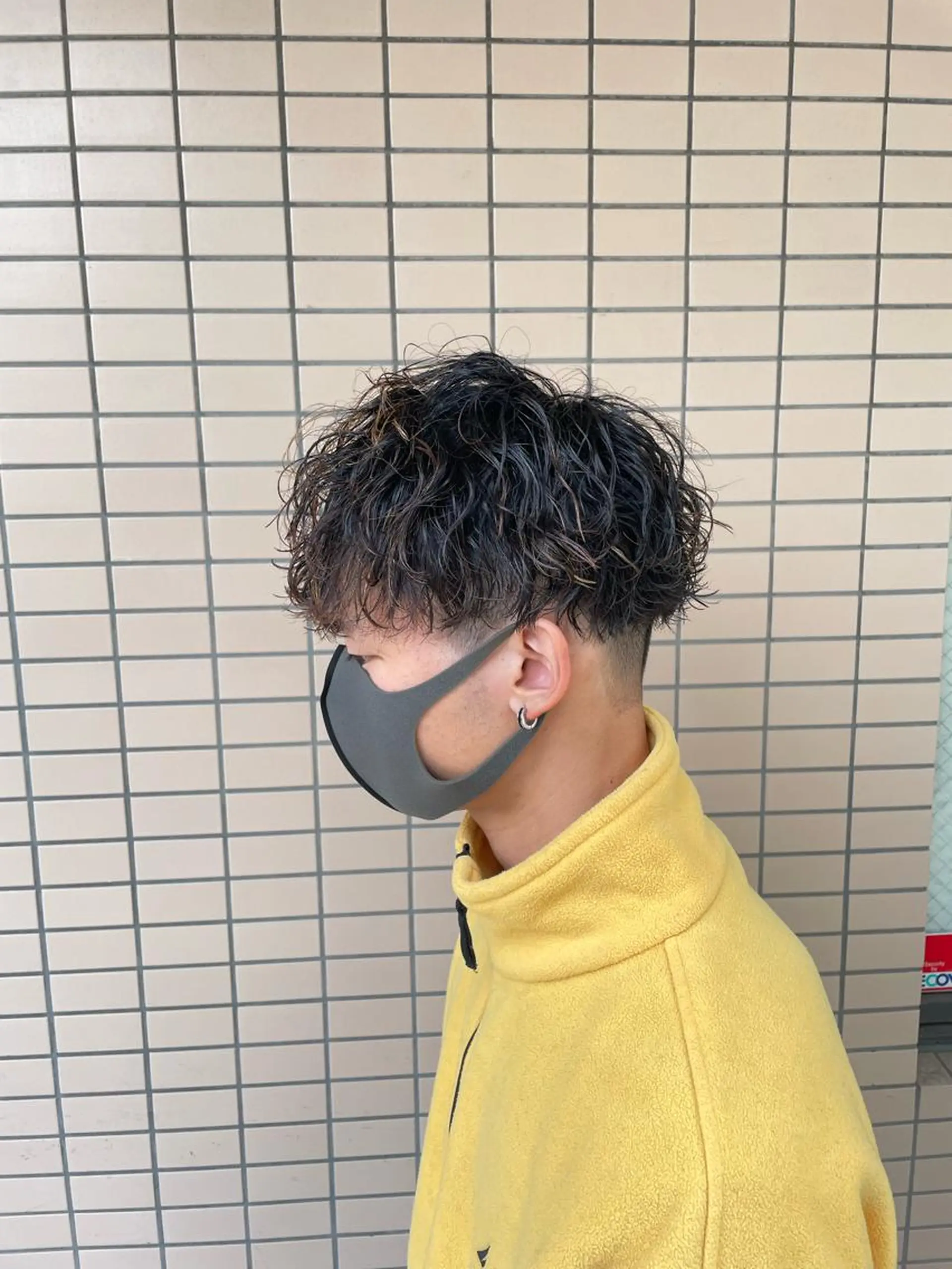 ショート カラー パーマ ヘアアレンジ メンズ アイブロウ メンズブリーチ センターパート メンズハイライト メンズハイトーン マッシュウルフ カット パーマ トリートメント ヘッドスパ ヘアセット スパイキー/フェザー /波巻き/かいとのヘアスタイル