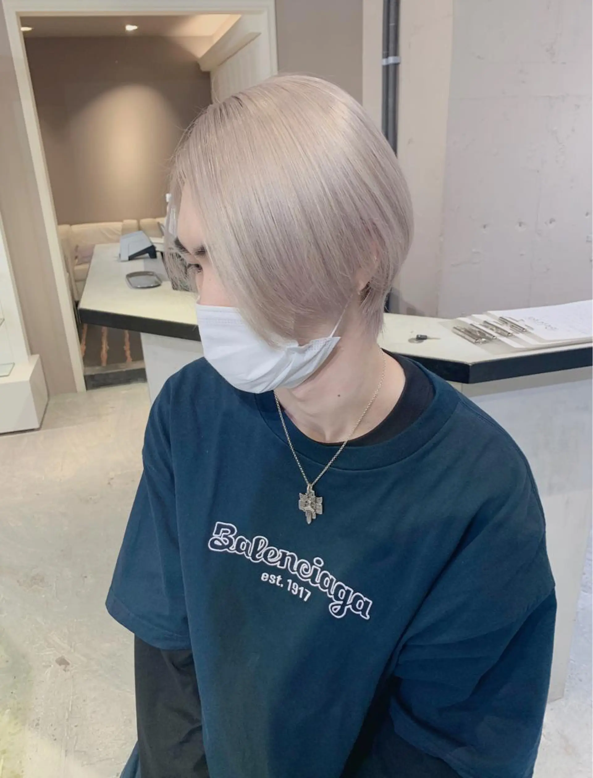 ショート カラー メンズ センターパート ベージュカラー ブロンド ブロンドベージュ ブリーチ特化 ハイトーンRYOYAのヘアスタイル