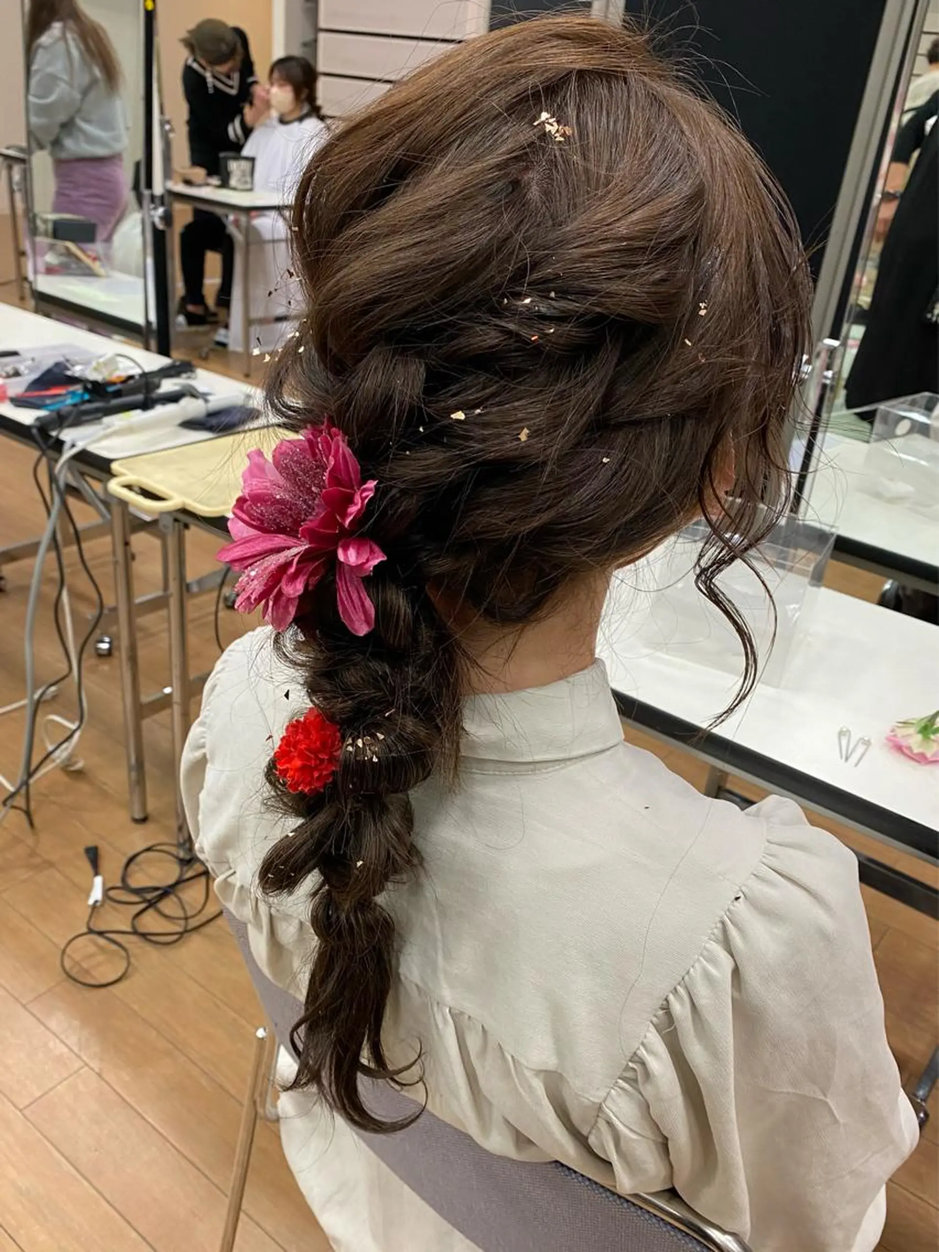 ロング カラー ヘアアレンジ ベージュカラー ブリーチ ダブルカラー ミルクティーベージュ ヨシンモリ hiiko顔まわり カットのヘアスタイル