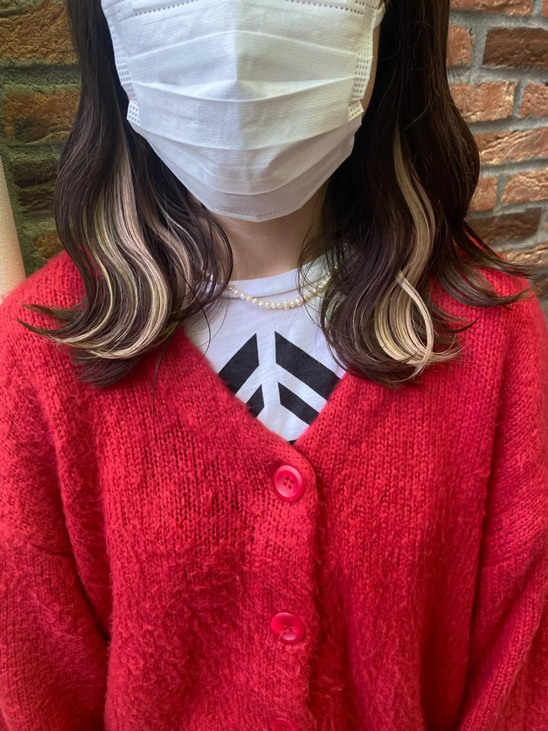 ミディアム カラー シールエクステ デザインカラー イヤリングカラー エクステ エクステ エクステ/ハイトーン /インナー礒野朱里のヘアスタイル