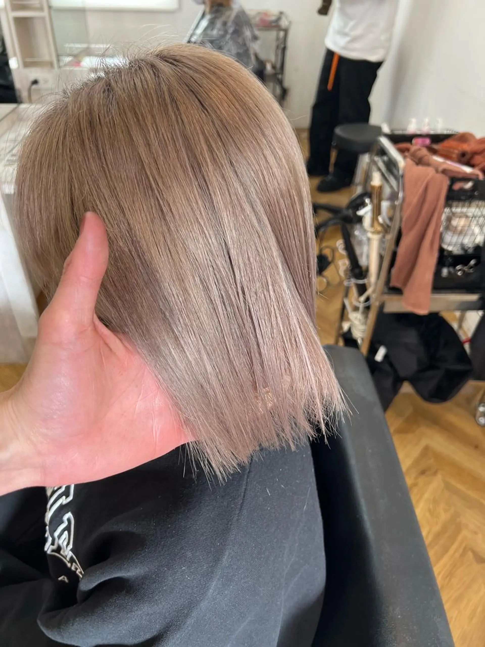 ショート カラー ベージュカラー ホワイトベージュ ヘアカラー トリートメント ブリーチ特化 梅田本多翔のヘアスタイル