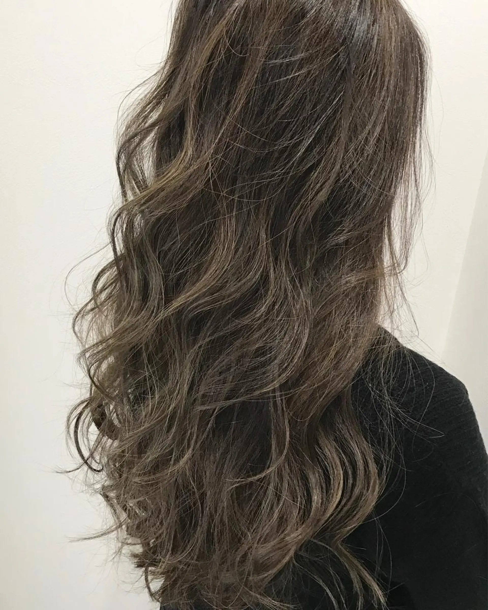 ロング カラー アッシュ ベージュカラー ハイライトカラー ハイライト 若杉 諒のヘアスタイル