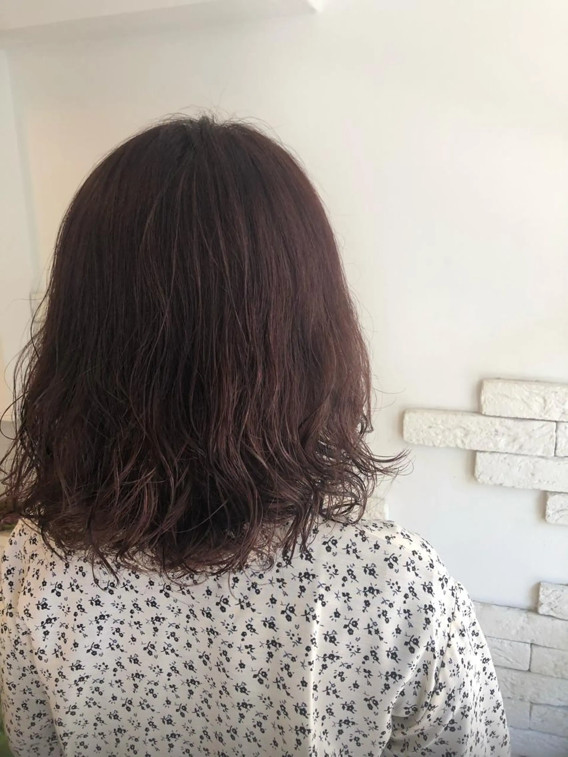 ミディアム カラー パーマ ピンクカラー バイオレットカラー 西村 有紗のヘアスタイル